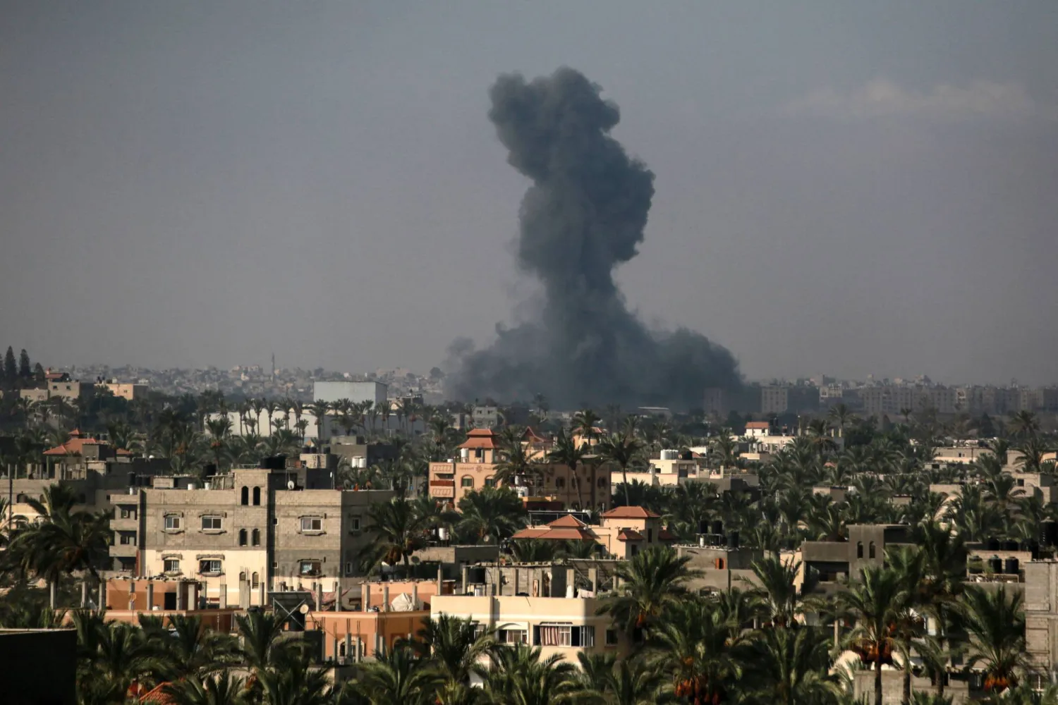 تصاعد الدخان جراء الغارات الإسرائيلية على قطاع غزة (أ.ف.ب)