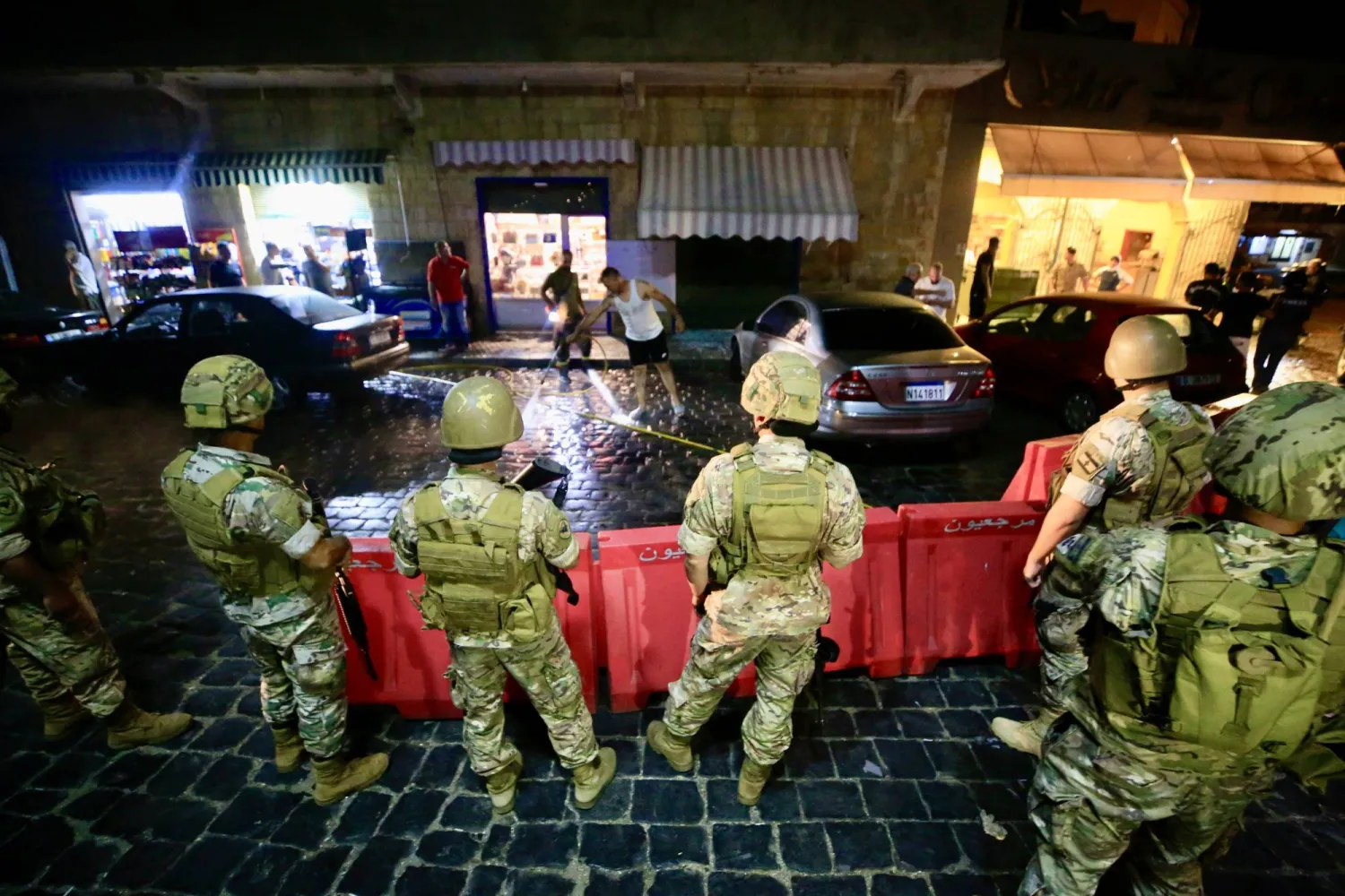 عناصر من الجيش اللبناني في موقع استهداف إسرائيلي لمقاتل بـ«حزب الله» في جديدة مرجعيون بجنوب لبنان (إ.ب.أ)