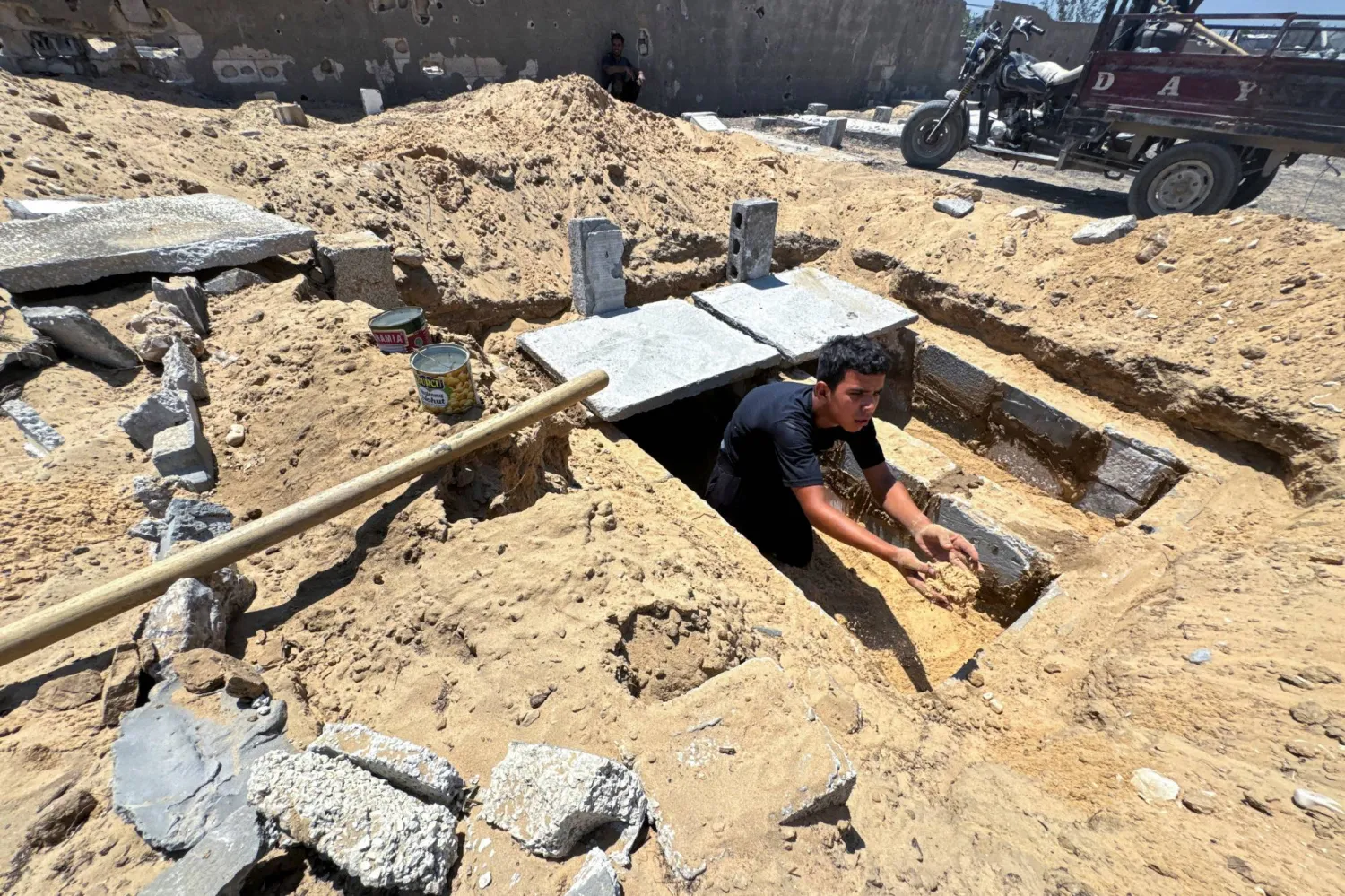 فلسطينيون يحفرون قبوراً جديدة مع تخطي عدد القتلى في قطاع غزة أربعين ألفاً (رويترز)