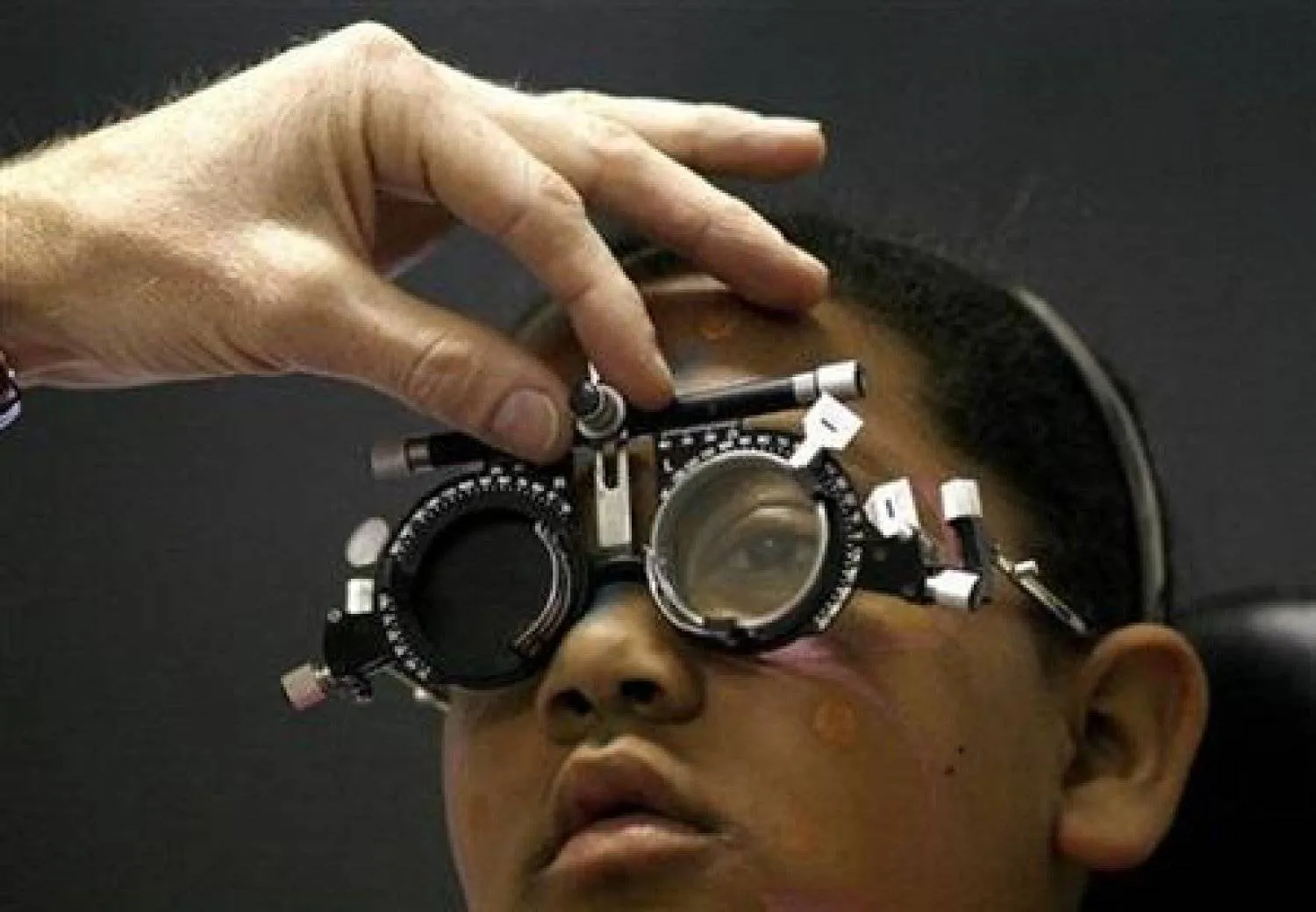 فحص للعين (رويترز)