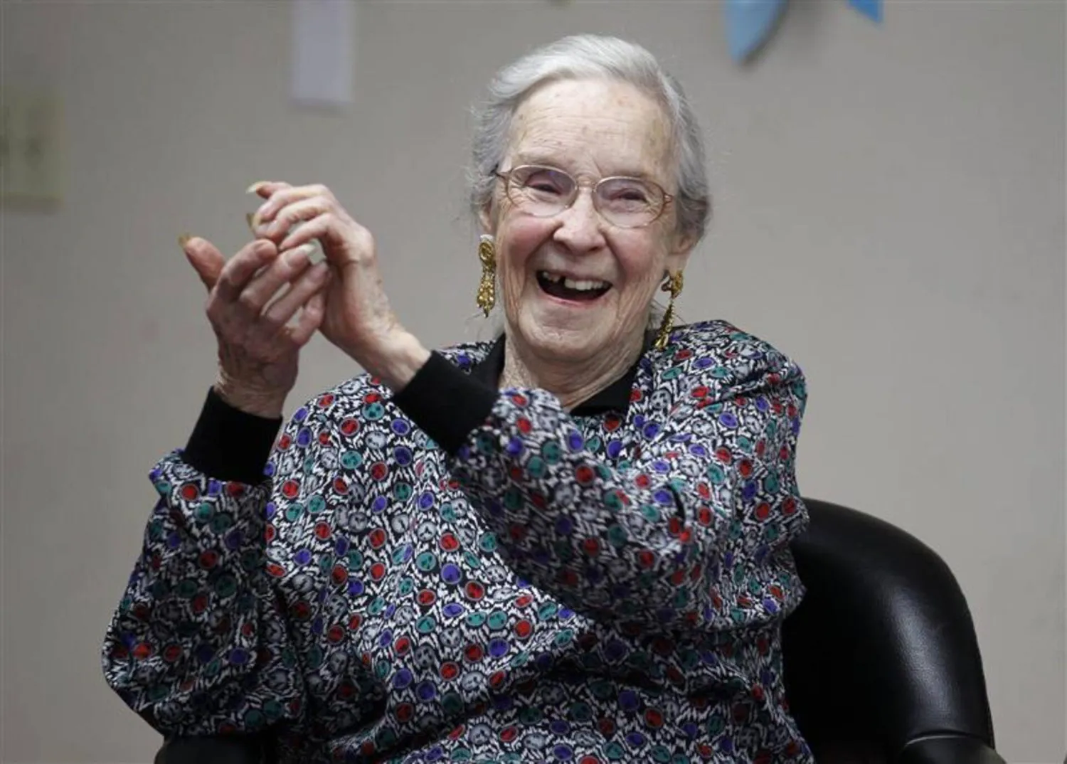 وجدت دراسة أُجريت عام 2018 أن الضحك يعزز الرفاهية لدى كبار السن (رويترز)