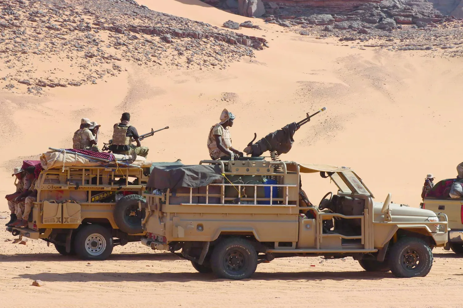 
دوريات عسكرية على طول الشريط الحدودي بالجنوب الغربي (رئاسة أركان القوات البرية)