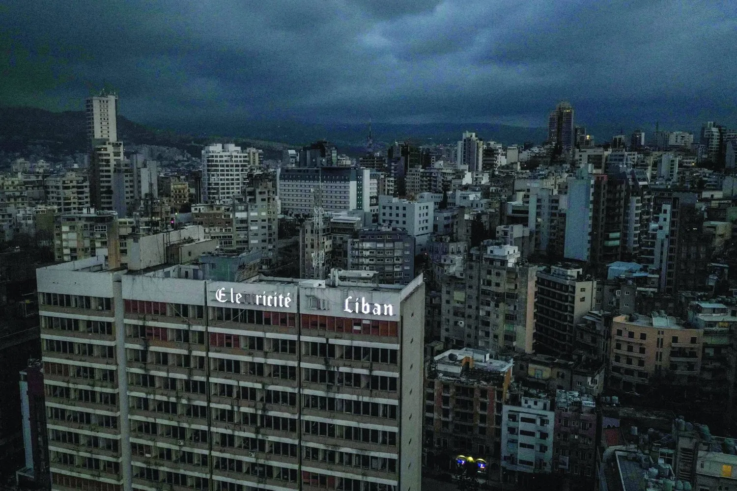 Beyrut'taki elektrik kesintisinde Electricité du Liban'ın genel merkezi karanlıkta kaldı (AFP)