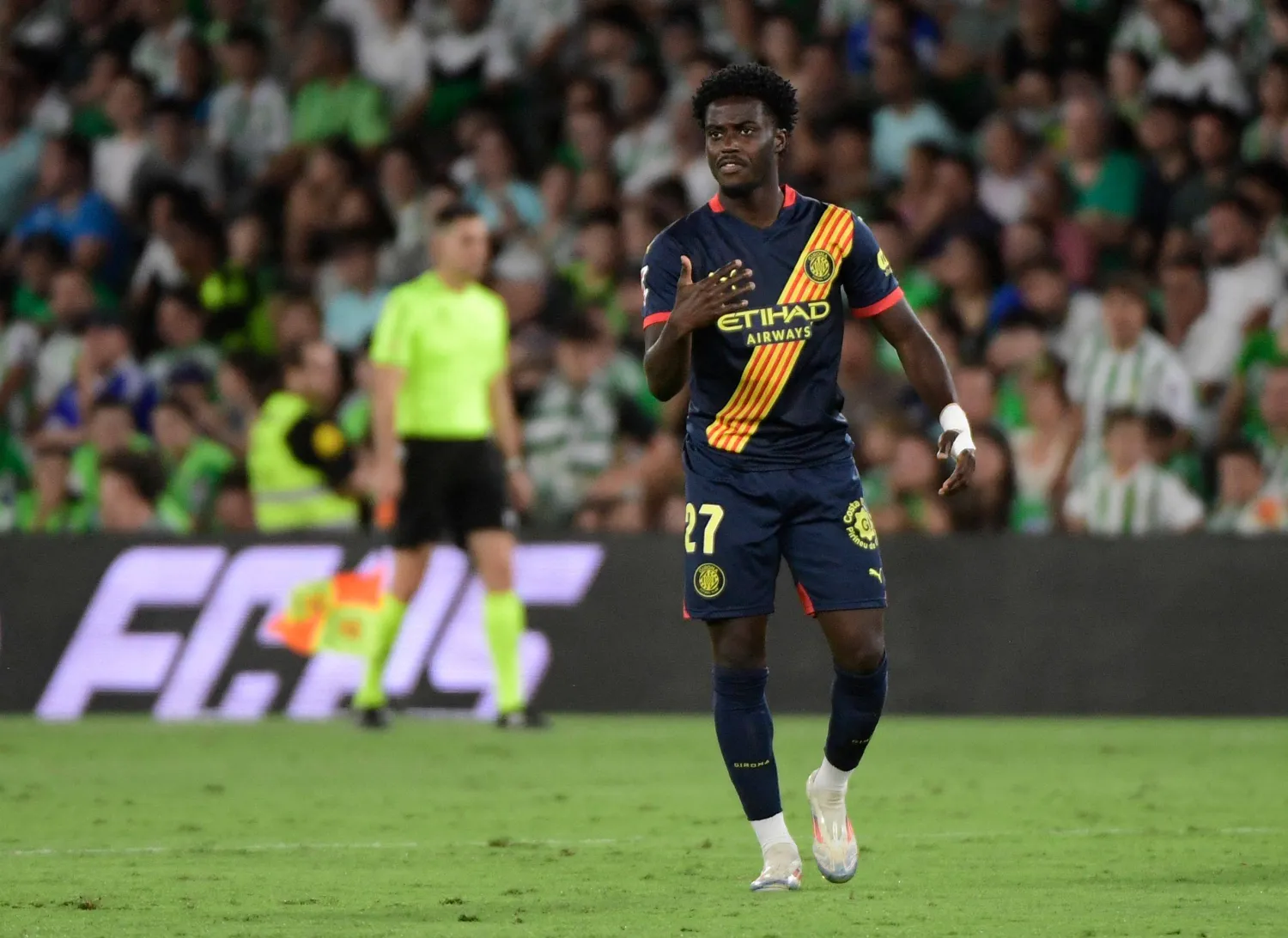 جابرييل ميسهوي لاعب جيرونا يحتفل بهدفه في بيتيس (أ.ف.ب)