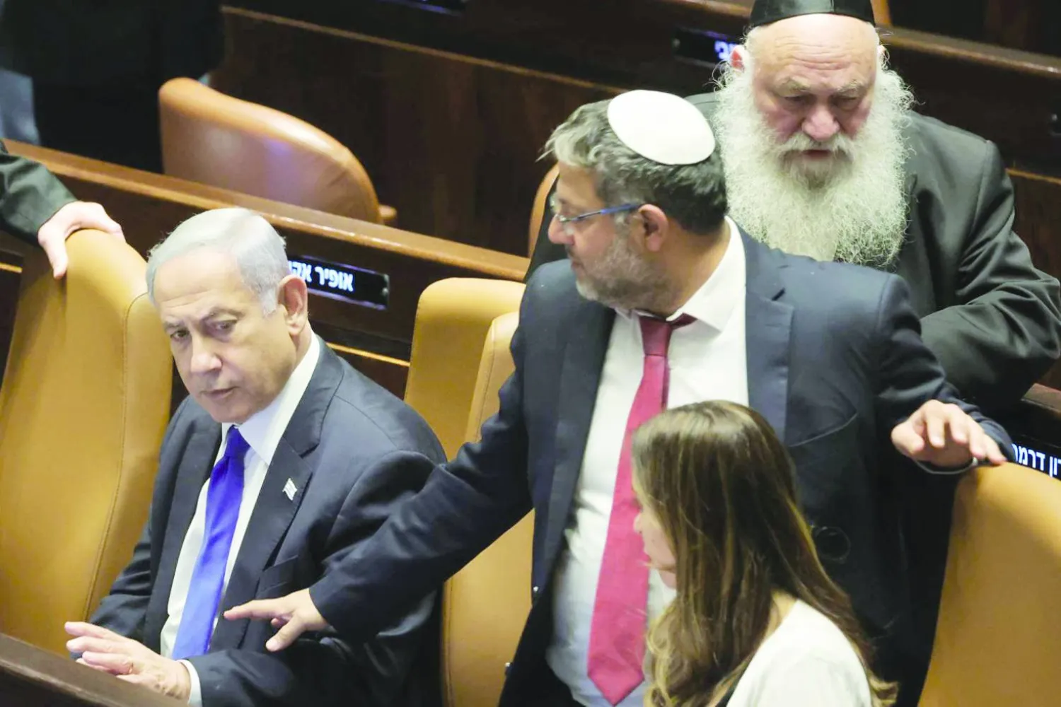 إيتمار بن غفير مع رئيس الوزراء الإسرائيلي بنيامين نتنياهو خلال جلسة سابقة في الكنيست (د.ب.أ)