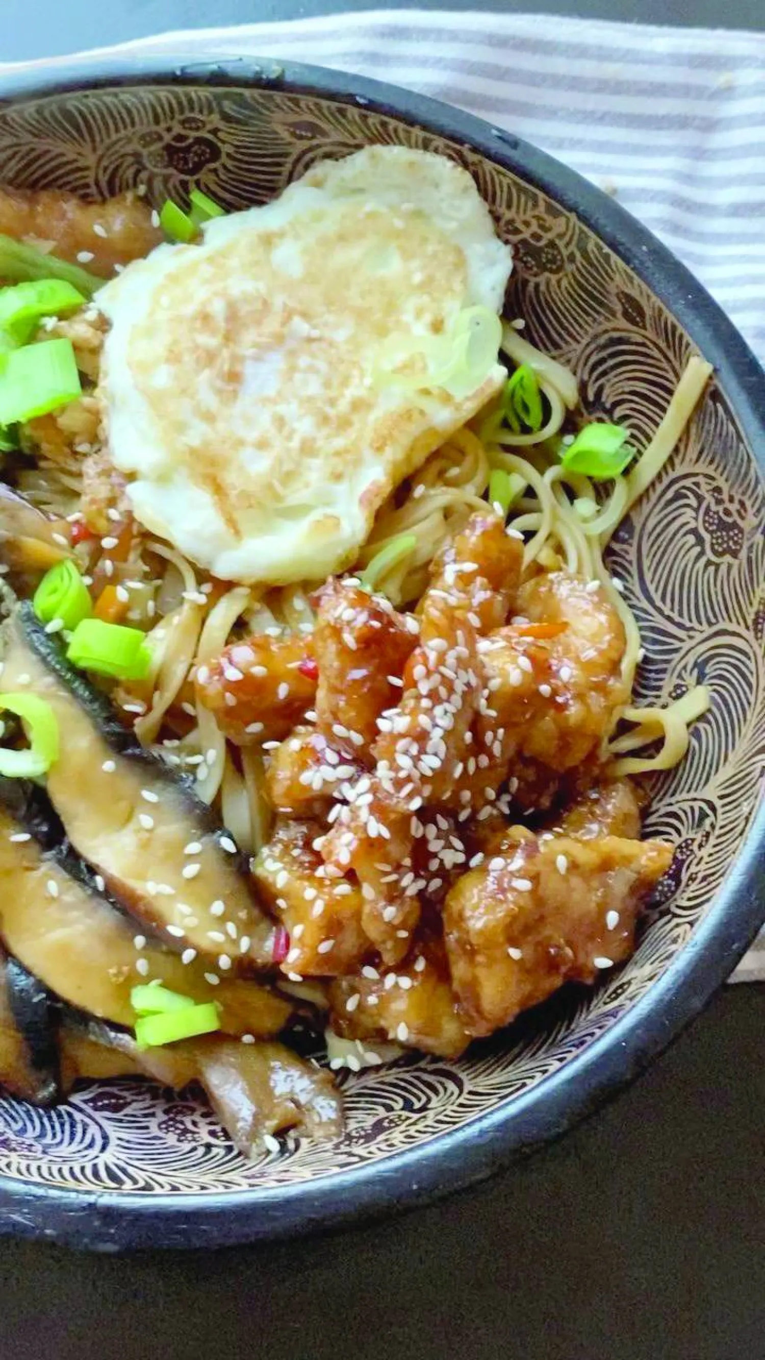 نودلز بالدجاج والسمسم طبق للشيف مها شعراوي (الشرق الأوسط)