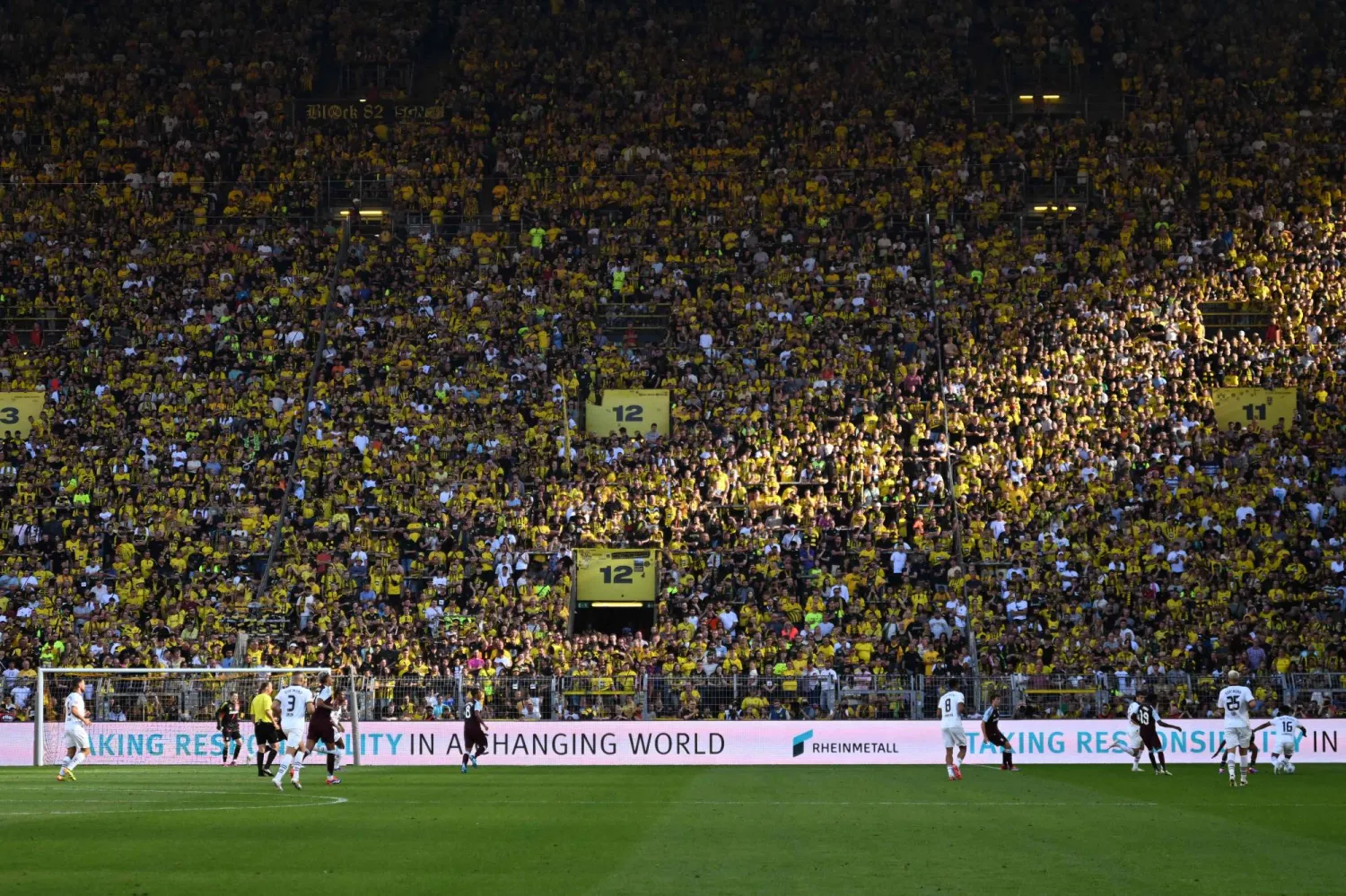 دورتموند حقق إيرادات قياسية في الموسم الماضي (أ.ف.ب)