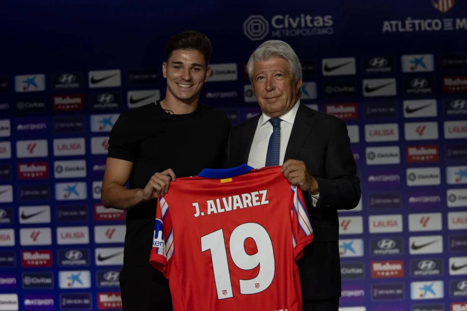 خوليان ألفاريز لاعباً جديداً في أتليتيكو مدريد (د.ب.أ)