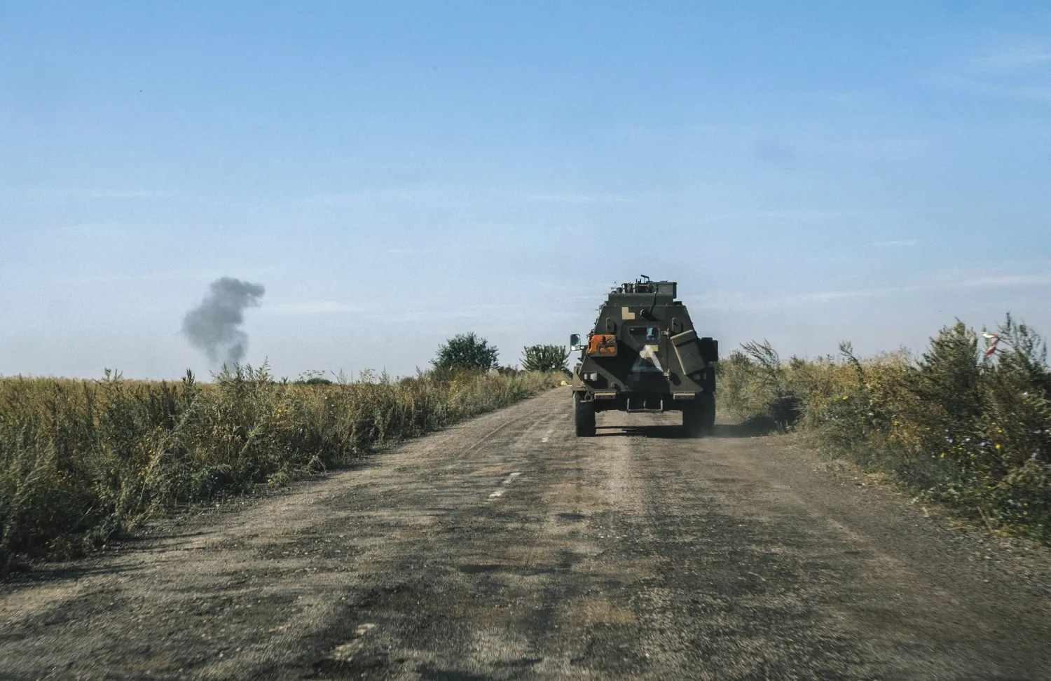 آلية عسكرية أوكرانية قرب الحدود مع روسيا (إ.ب.أ)