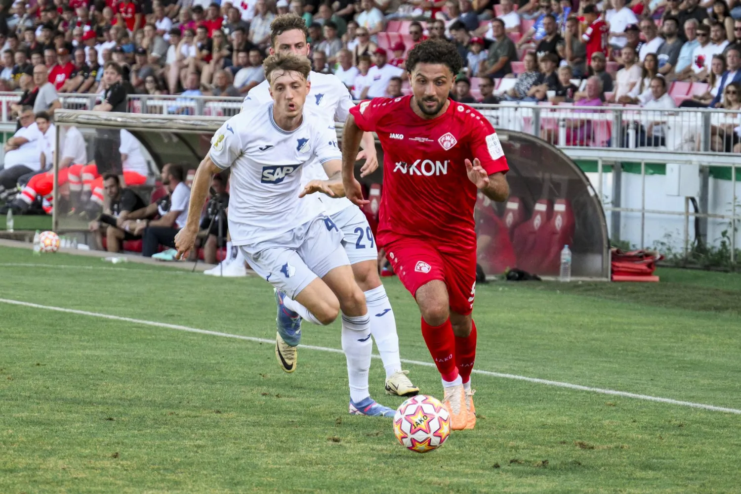 بقيت النتيجة على حالها حتى نهاية الوقت الأصلي (د.ب.أ)