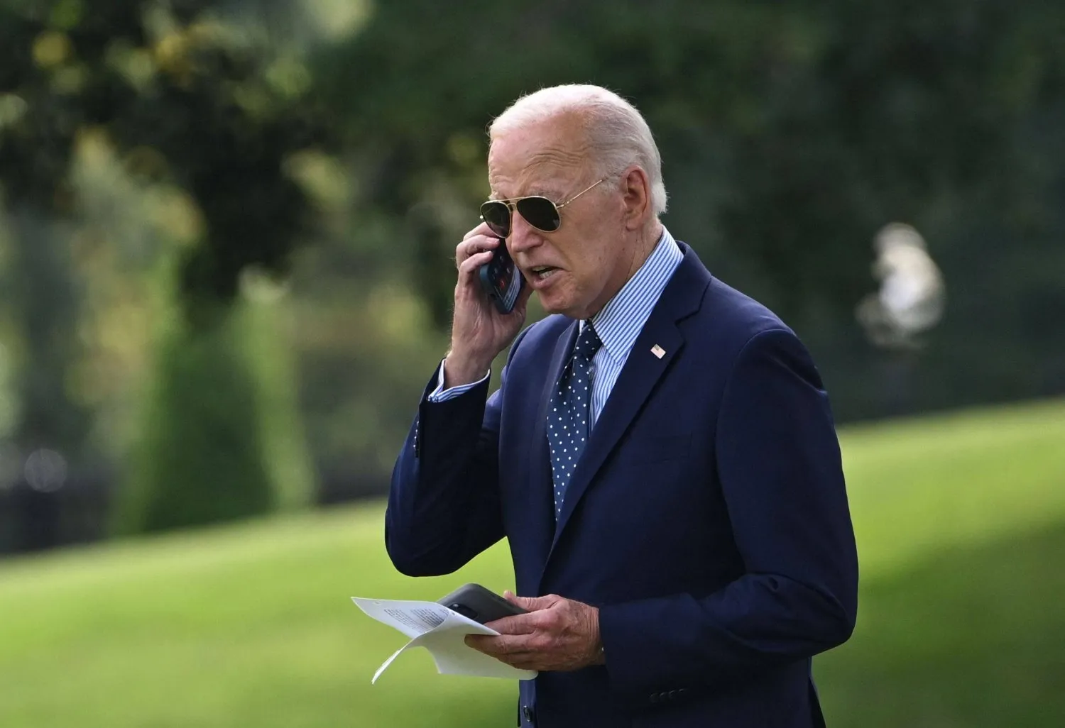 ABD Başkanı Joe Biden Beyaz Saray'ın Güney Çimenliğinde (AFP)