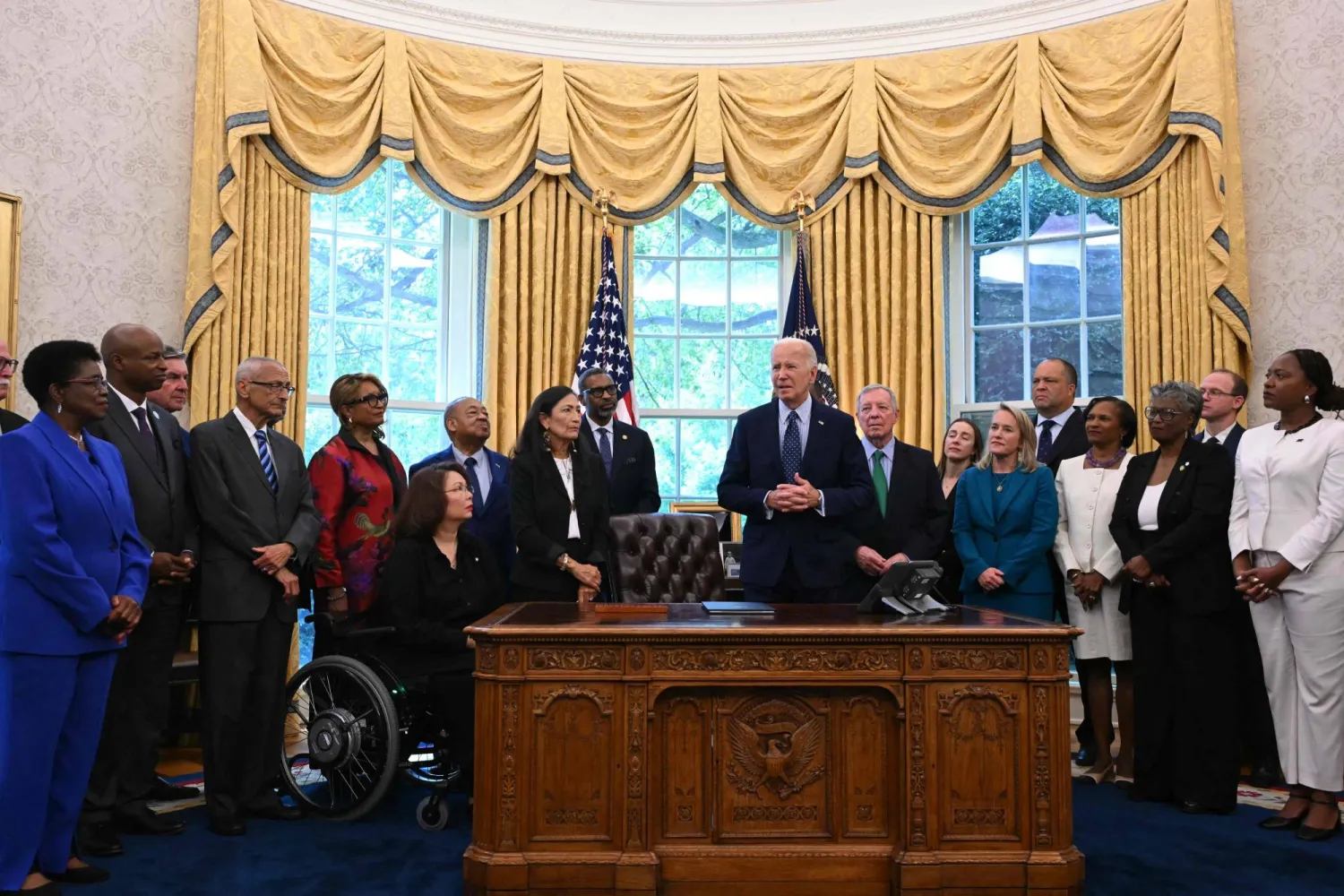 الرئيس الأميركي يتحدث عن مفاوضات الهدنة في الدوحة في المكتب البيضاوي بالبيت الأبيض أمس (أ/س)