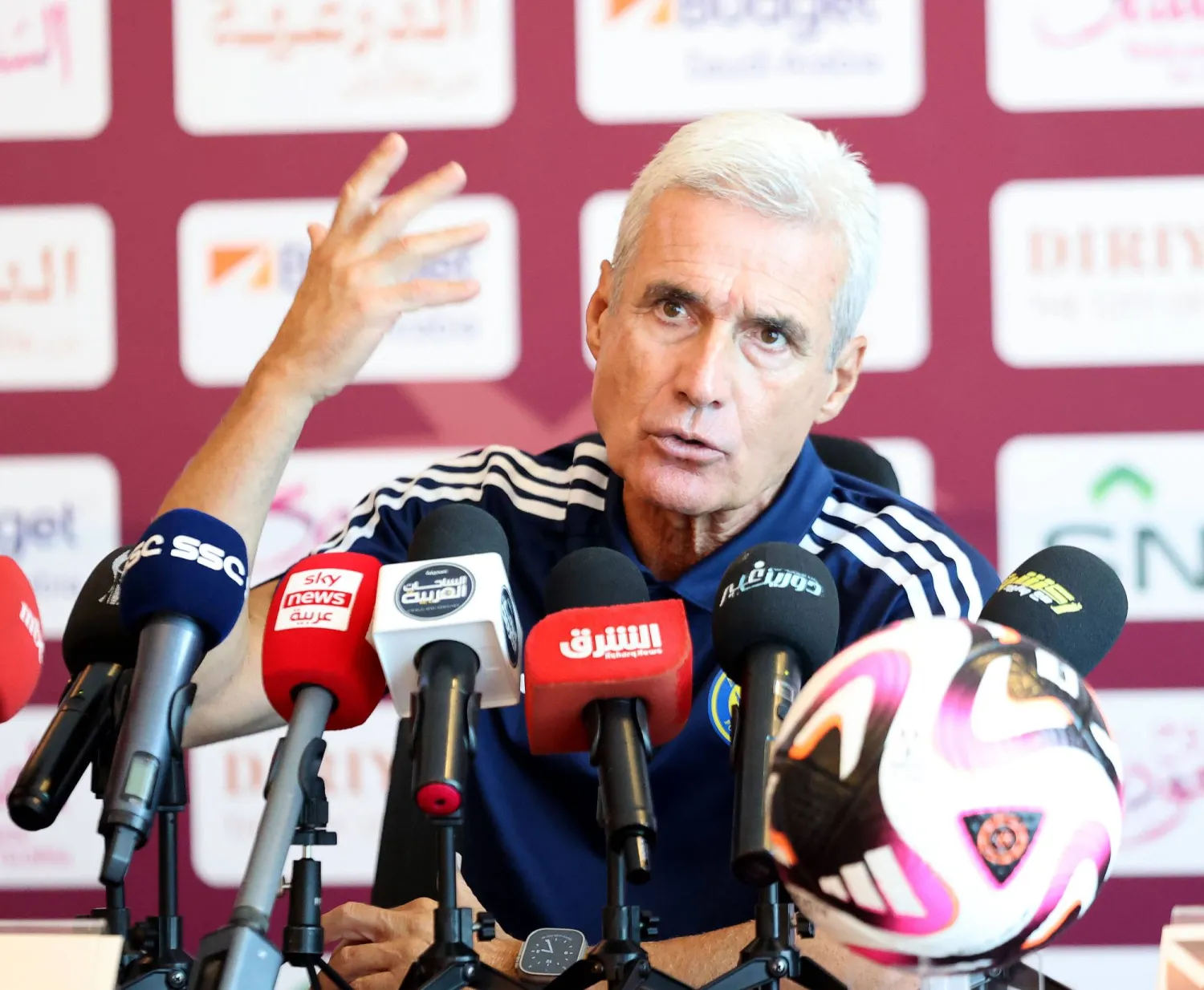 كاسترو يجيب على أسئلة الإعلاميين خلال المؤتمر الصحفي (تصوير: مشعل القدير)