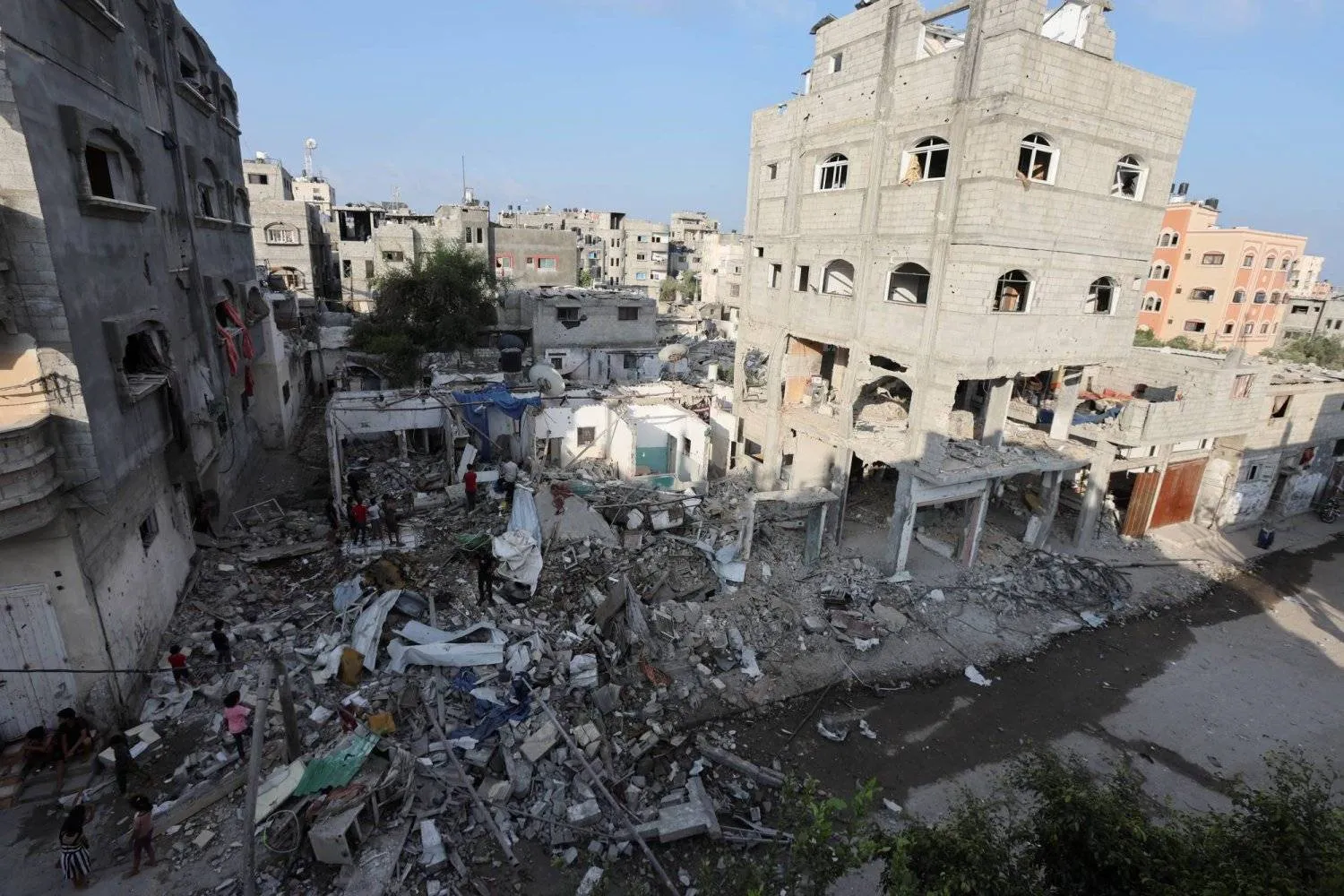 Palestinian children stand at the site of an Israeli strike on a house, amid the Israel-Hamas conflict, in Maghazi refugee camp in the central Gaza Strip, August 14, 2024. REUTERS/Ramadan Abed
