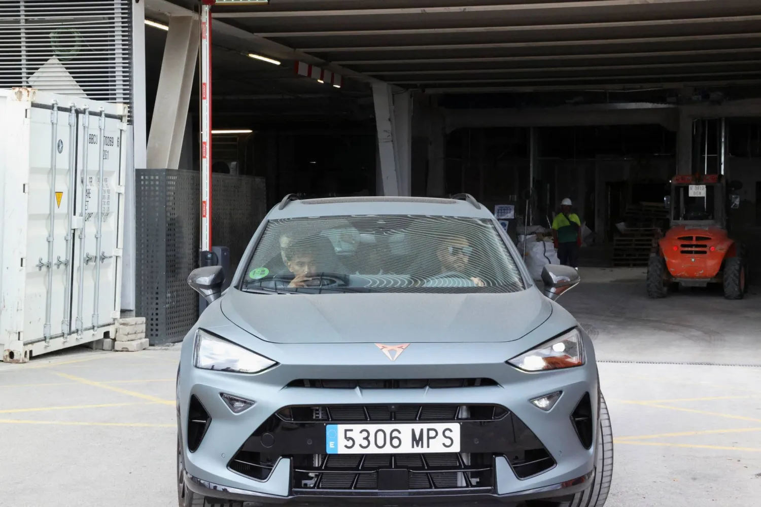 غادر لامين يامال المستشفى الذي يرقد فيه والده منير نصراوي بعد تعرضه للطعن (رويترز)