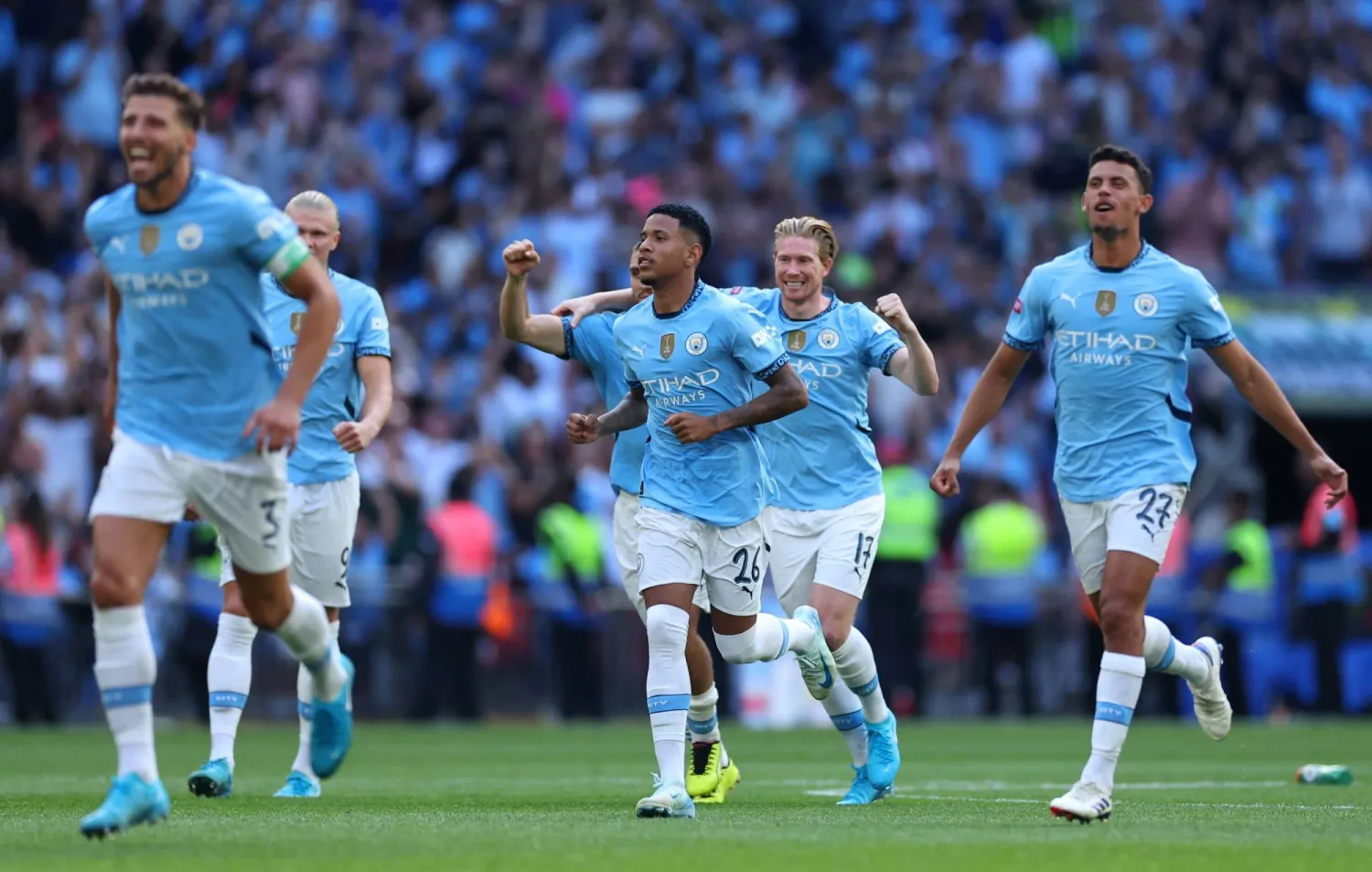 سافينيو (وسط) يحتفل مع زملائه في مانشستر سيتي بالفوز بكأس الدرع الخيرية (رويترز)