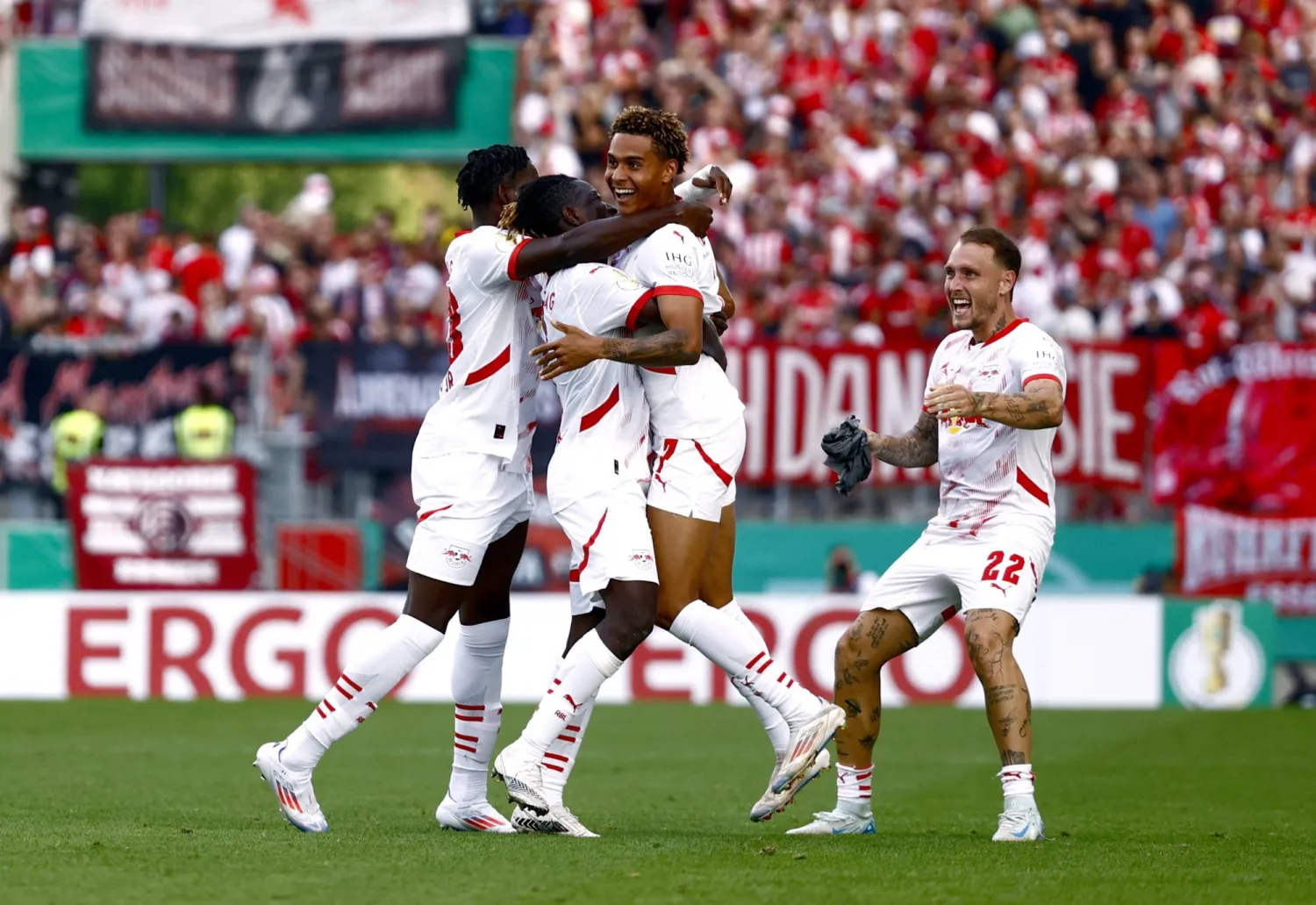 احتفالية لاعبي لايبزيغ بالفوز في كأس ألمانيا (رويترز)