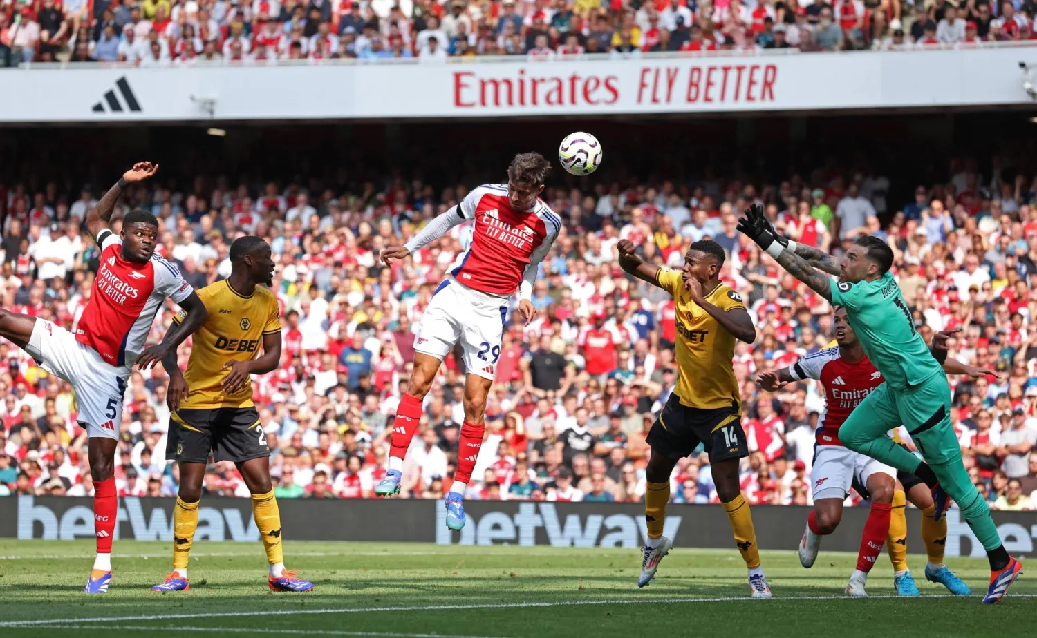 رأسية كاي هافرتز تفتتح التسجيل لآرسنال (رويترز)