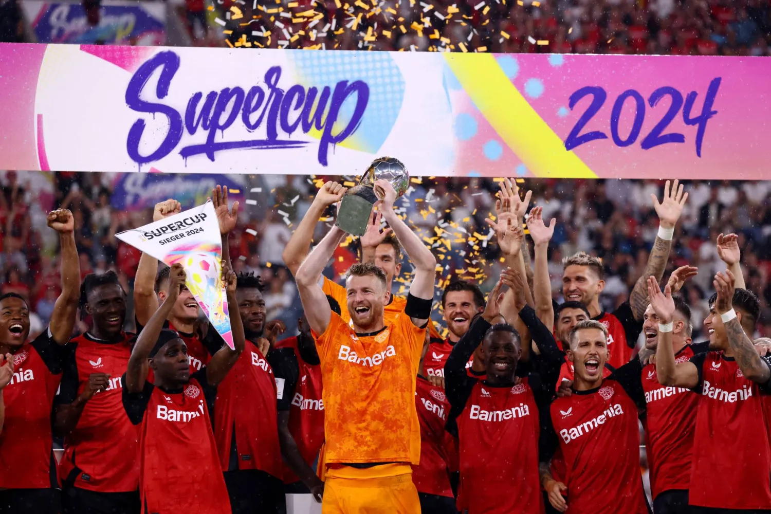 لاعبو ليفركوزن خلال تتويجهم باللقب (رويترز)