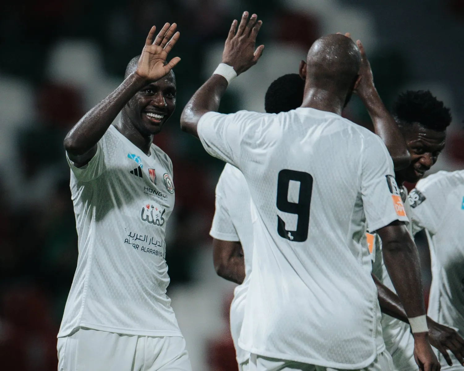 مادو يتلقى التحية من زملائه بعد تسجيله هدف الاتفاق الثاني (الاتفاق)