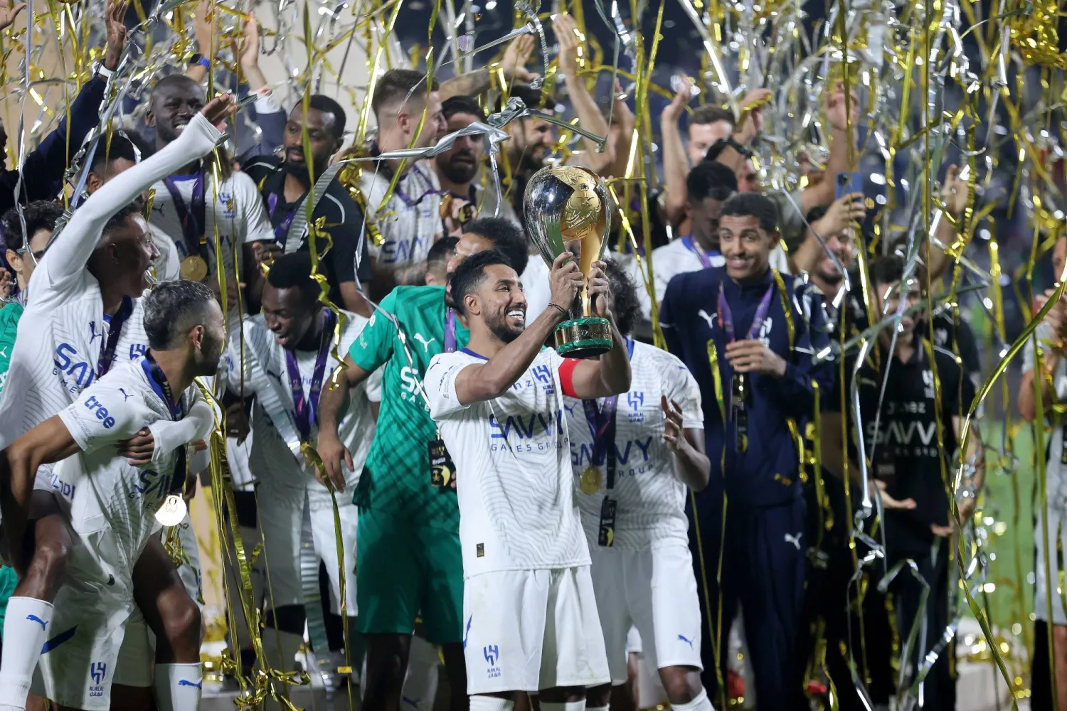 فريق الهلال لدى تتويجه بلقب السوبر (تصوير: مشعل القدير)