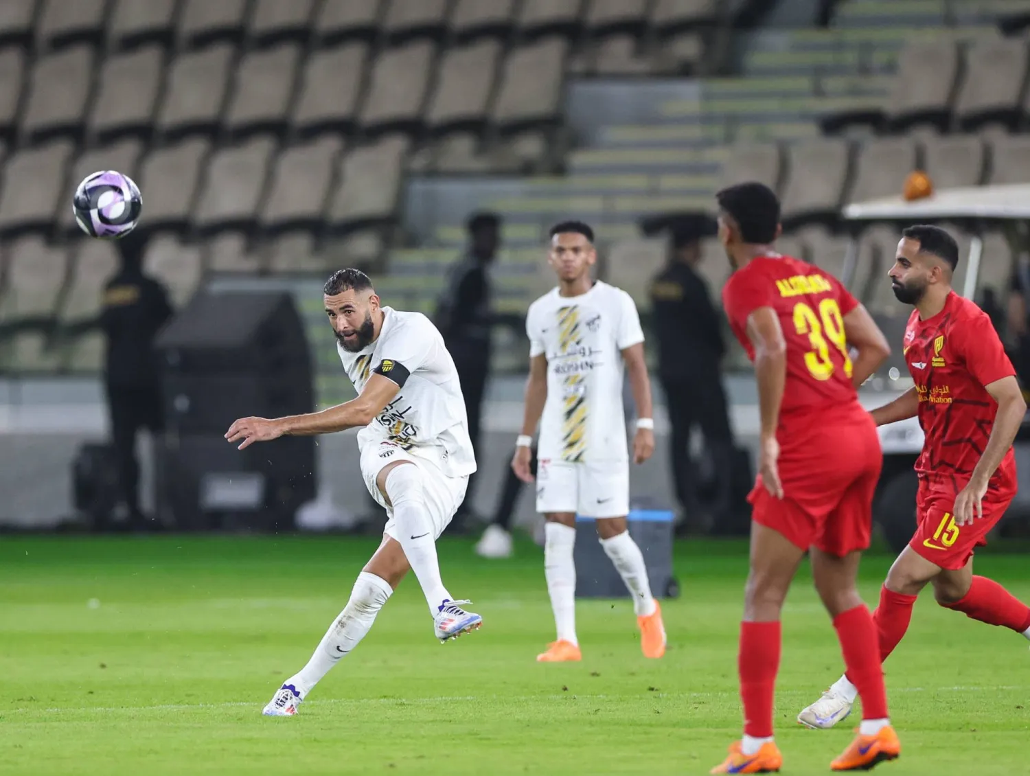 بنزيمة يسدد الكرة خلال ودية الاتحاد الأخيرة أمام القادسية (الاتحاد)