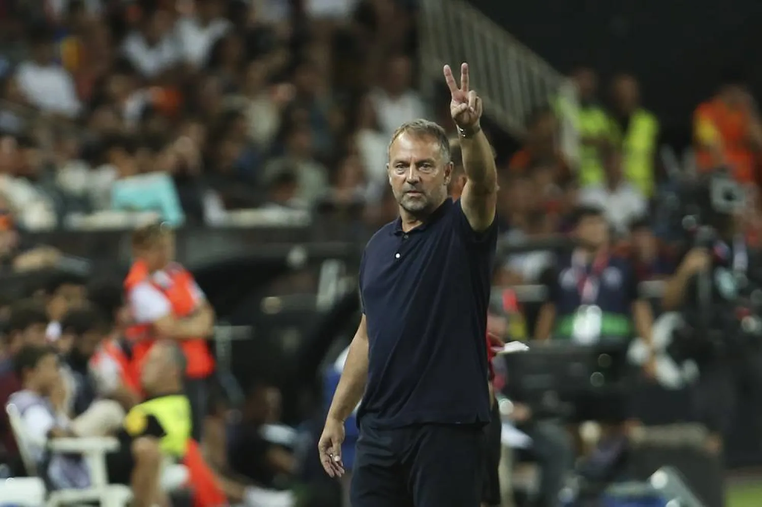  Barcelona's head coach Hansi Flick gestures during the Spanish LaLiga soccer match between Valencia and FC Barcelona at the Mestalla stadium in Valencia, Spain, Saturday, Aug. 17, 2024. (AP)