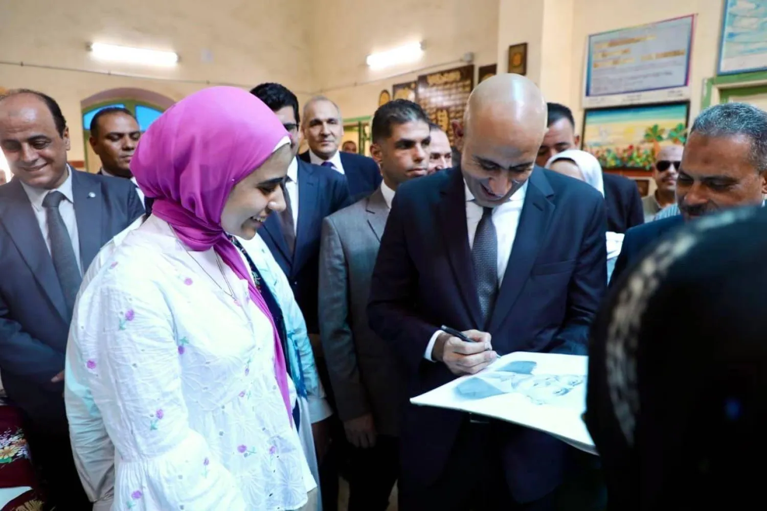 وزير التعليم خلال جولة تفقدية في إحدى مدارس الشرقية (وزارة التربية والتعليم)