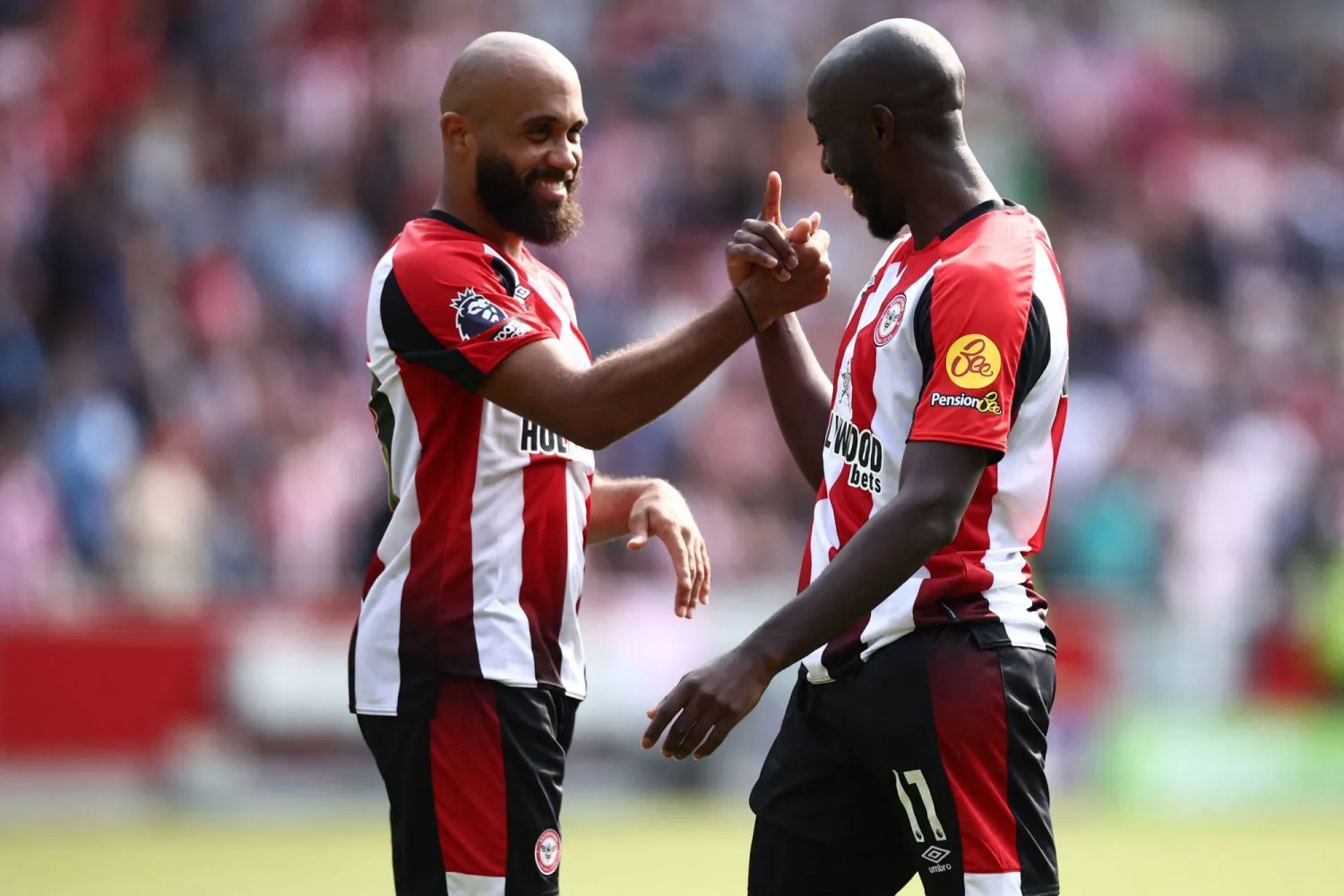 احتفالية لاعبي برنتفورد بالفوز على كريستال بالاس (أ.ف.ب)