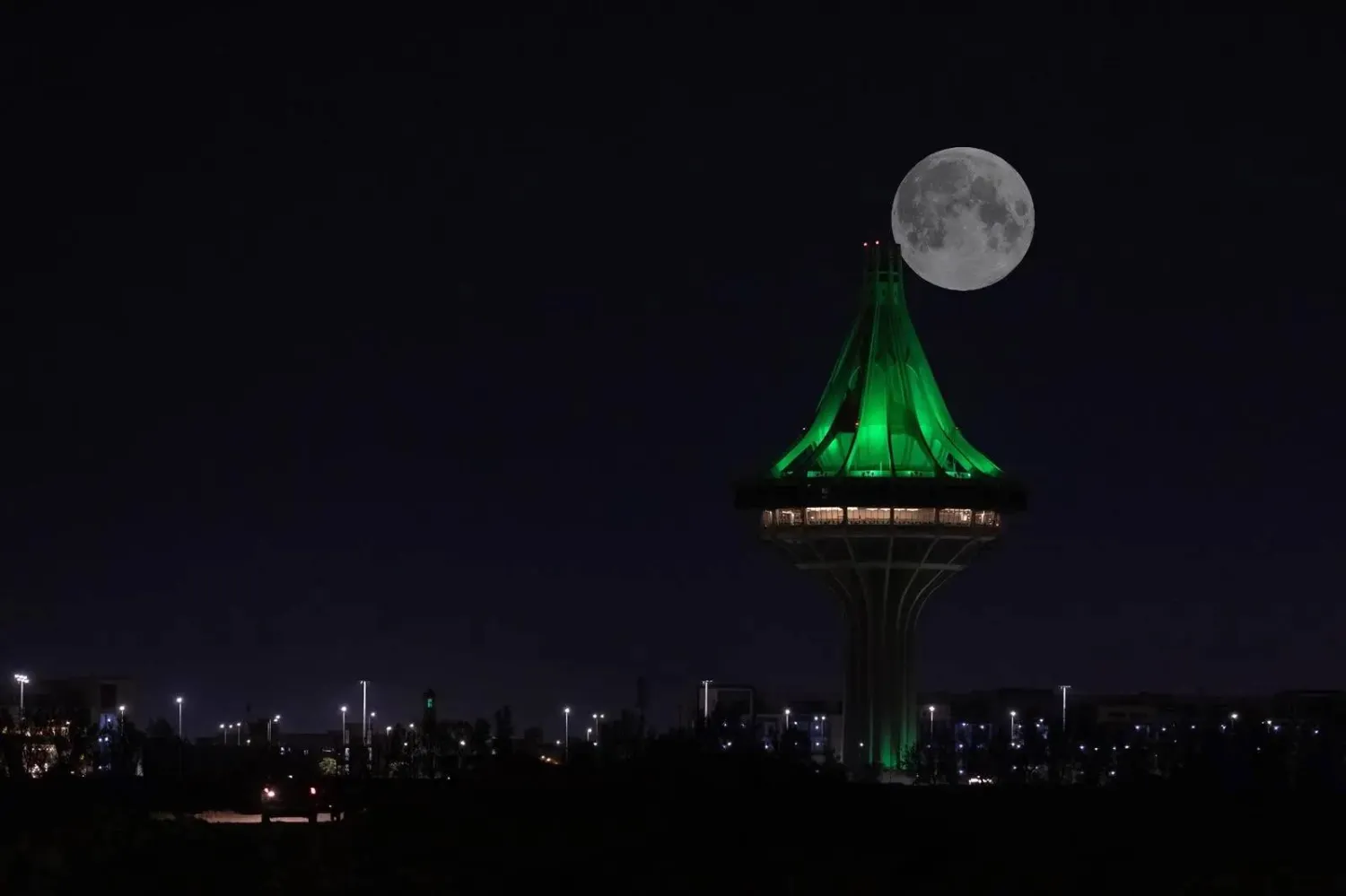 The Jeddah Astronomy Society (JAS) announced on Sunday that the first "supermoon" of 2024 will be visible around the world on Monday. (SPA)