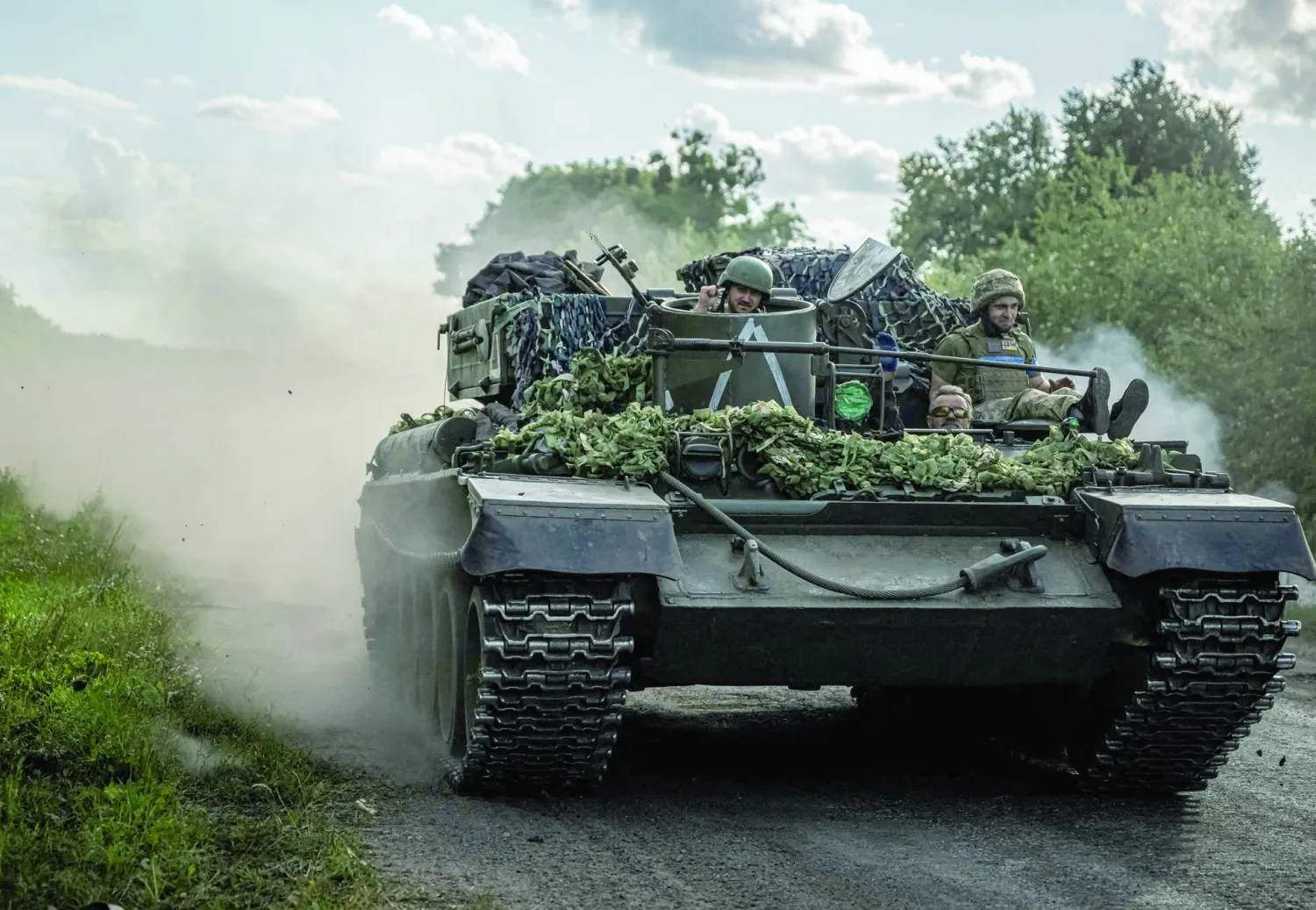 
جنود أوكرانيون على ظهر دبابة في منطقة سومي بالقرب من الحدود مع روسيا (رويترز)