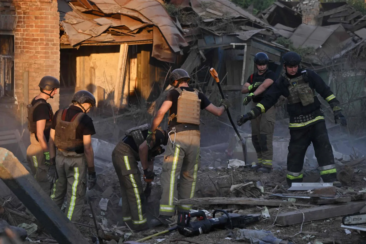 عمال إنقاذ أوكرانيون يتفقدون حطاماً ناتجاً عن قصف روسي في منطقة سومي (أ.ف.ب)