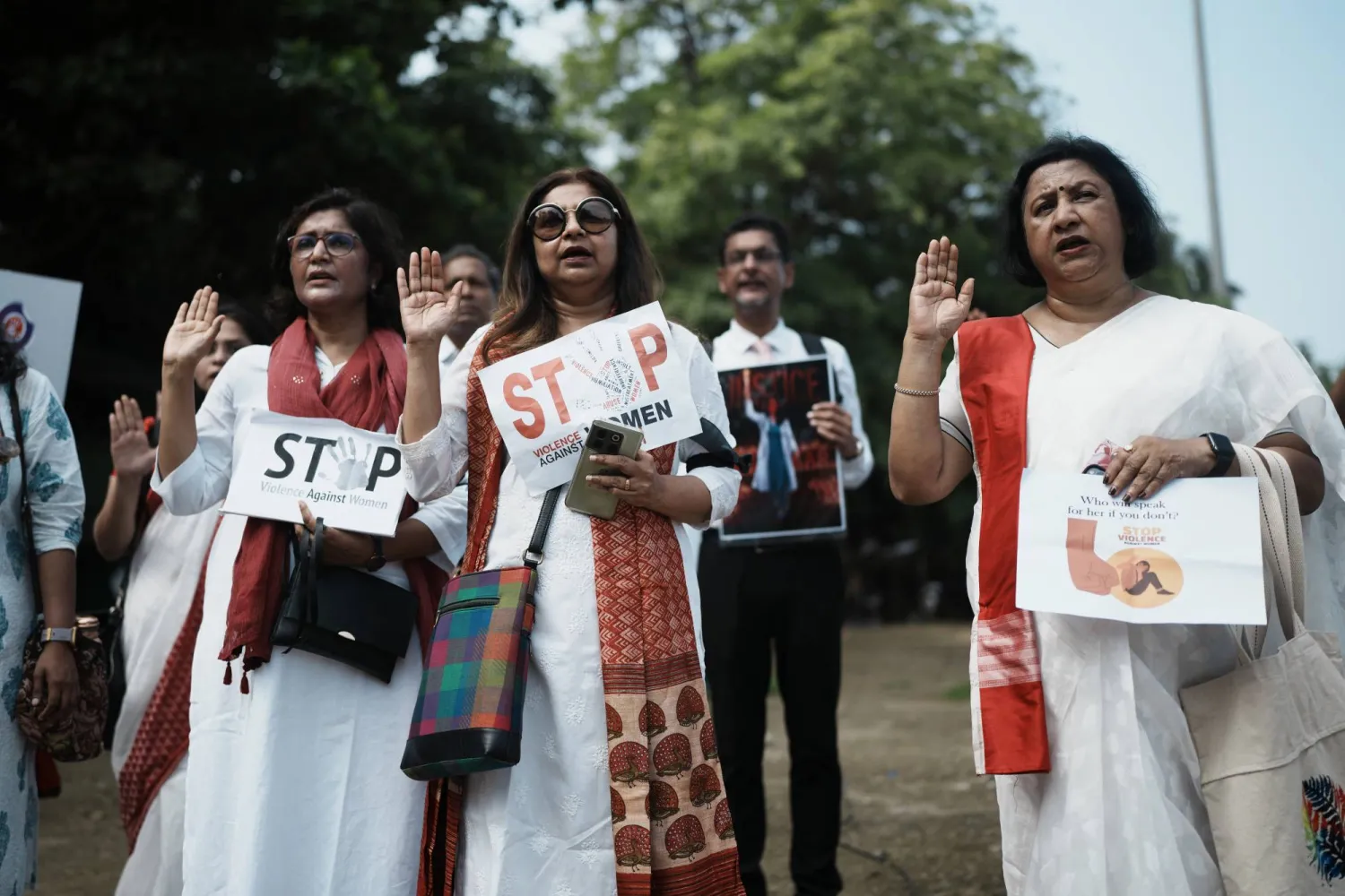 هنود يحملون لافتات في مومباي احتجاجاً على اغتصاب وقتل طبيبة متدربة بمستشفى حكومي في كلكتا (أ.ب)