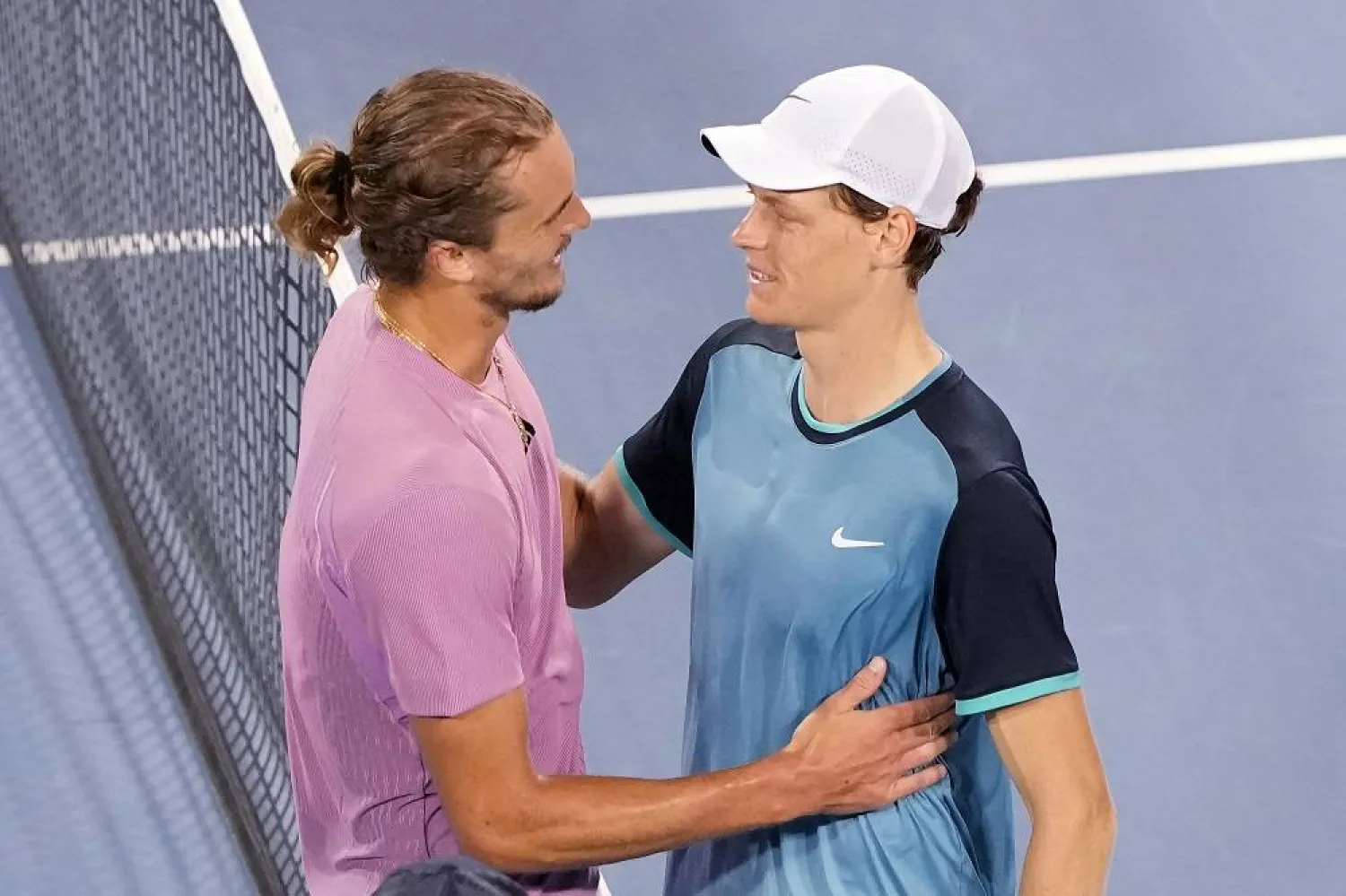 Alexander Zverev of Germany (L) and Jannik Sinner of Italy embrace after Sinner won their match 7-6, 5-7, 7-6 during Day 8 of the Cincinnati Open at the Lindner Family Tennis Center on August 18, 2024 in Mason, Ohio. (Getty Images/AFP)