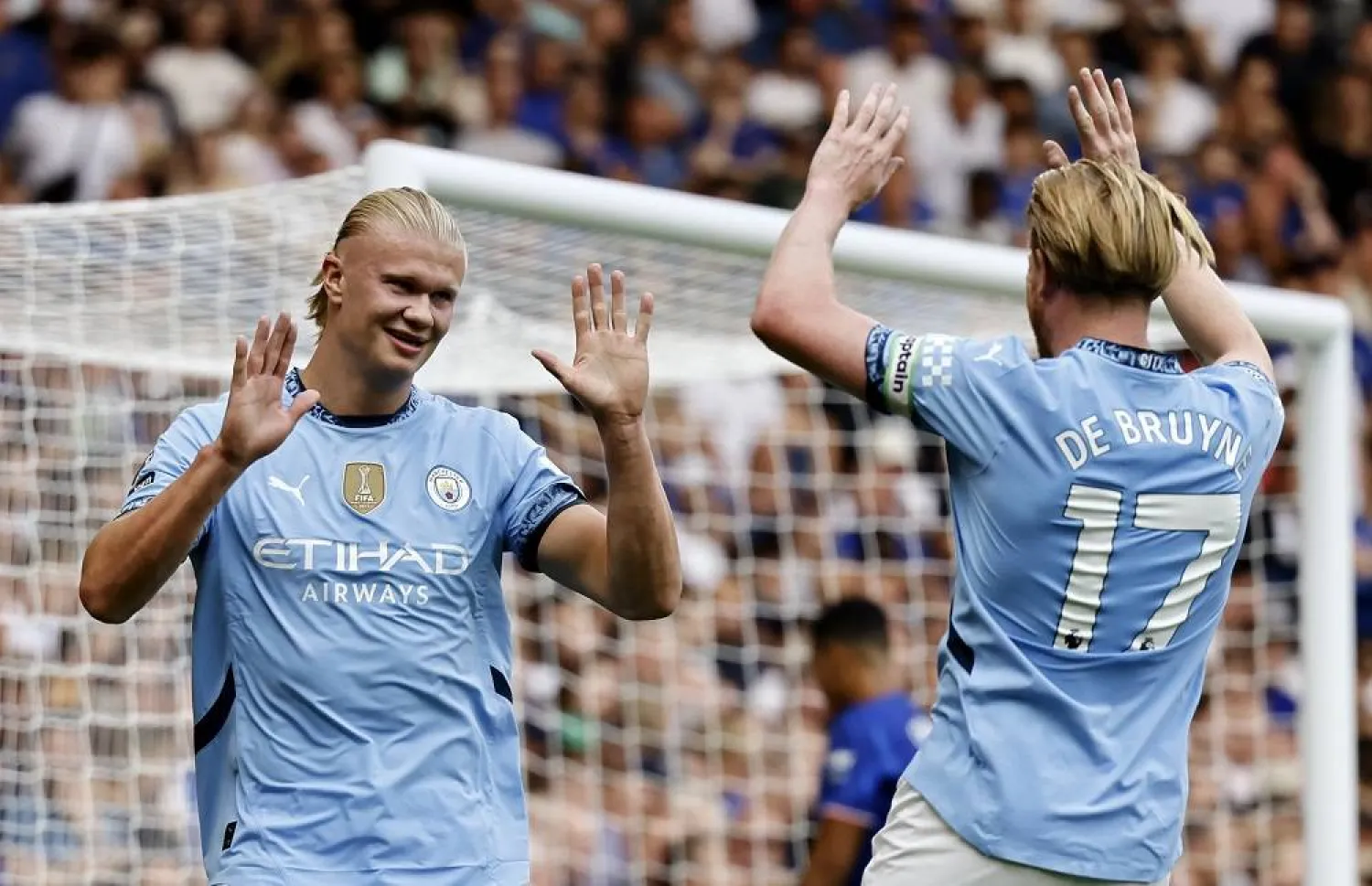 Erling Haaland (L) of Manchester City celebrates with teammate Kevin De Bruyne (R) after scoring the 0-1 lead during the English Premier League match between Chelsea and Manchester City in London, Britain, 18 August 2024. (EPA)