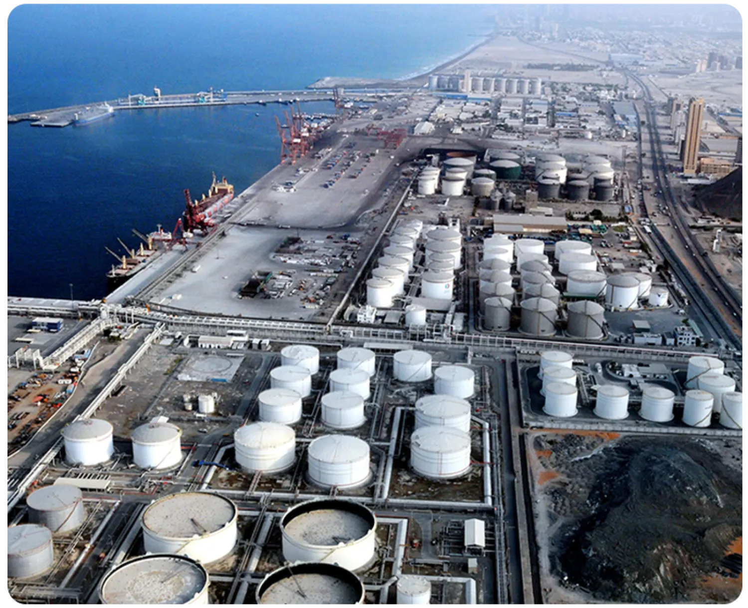 صهاريج تخزين النفط الخام في «منطقة الفجيرة للصناعة البترولية (فوز)»... (الموقع الإلكتروني لميناء الفجيرة)
