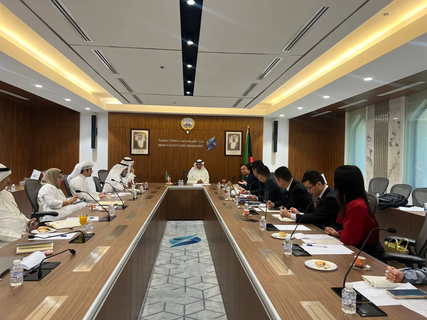 وزير الكهرباء الكويتي محمود بوشهري خلال بحثه مع وفد صيني تسريع مشاريع الطاقة الجاري تنفيذها في البلاد (كونا)