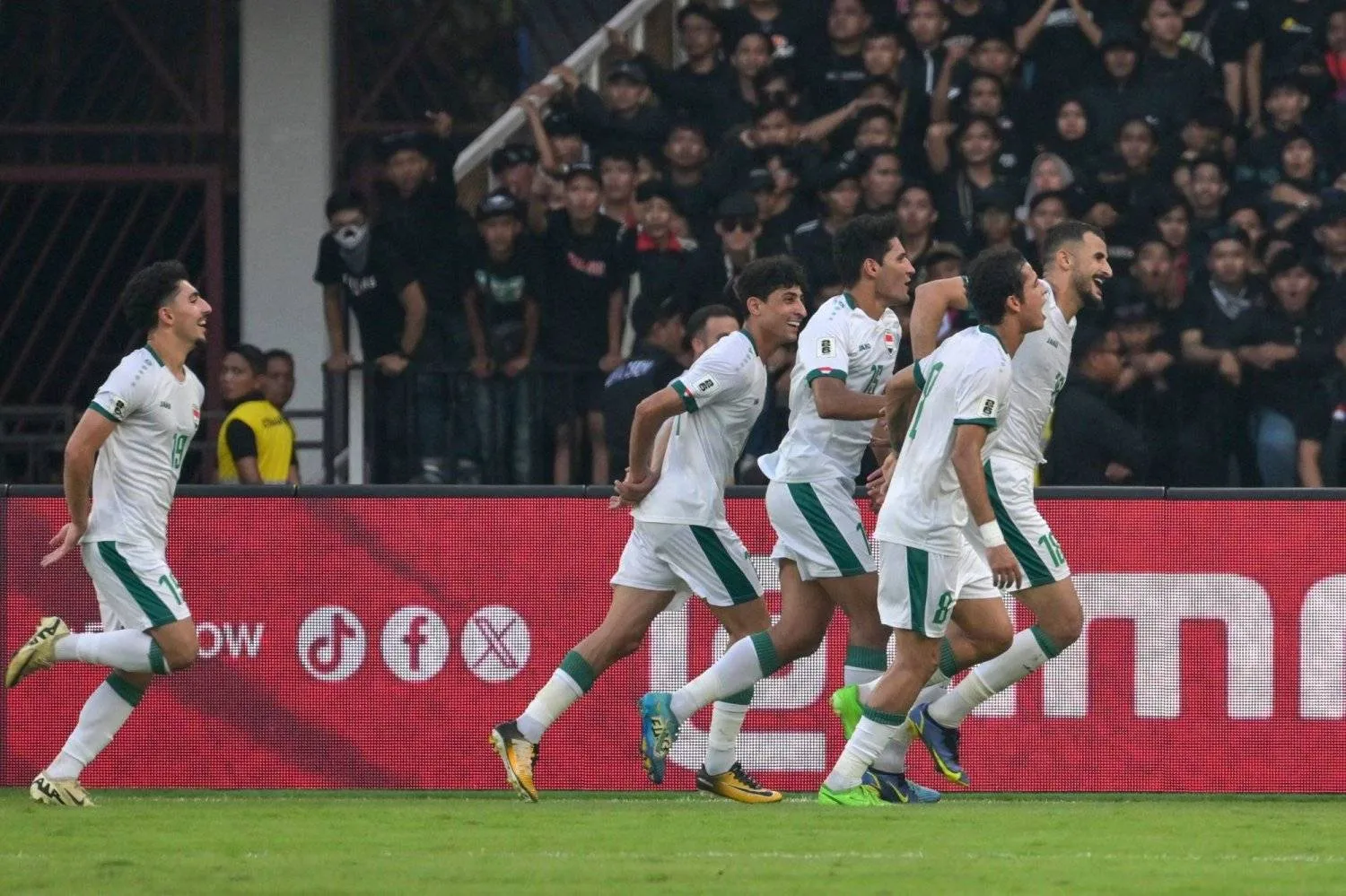 كاساس استدعى 11 لاعباً محترفاً ينشطون في دوريات أوروبية وعربية (أ.ف.ب)