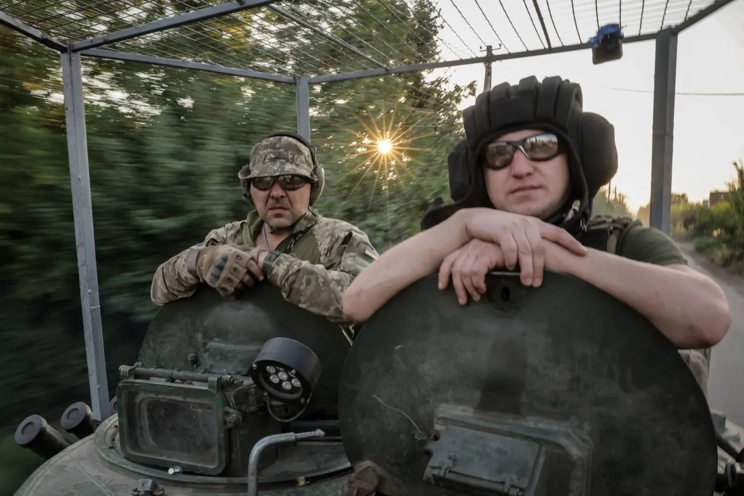 جنود أوكرانيون من اللواء الميكانيكي الرابع والعشرين يركبون مركبة قتال مشاة BRM1k في مكان غير معلوم في منطقة دونيتسك... أوكرانيا 17 أغسطس 2024 (أ.ف.ب)