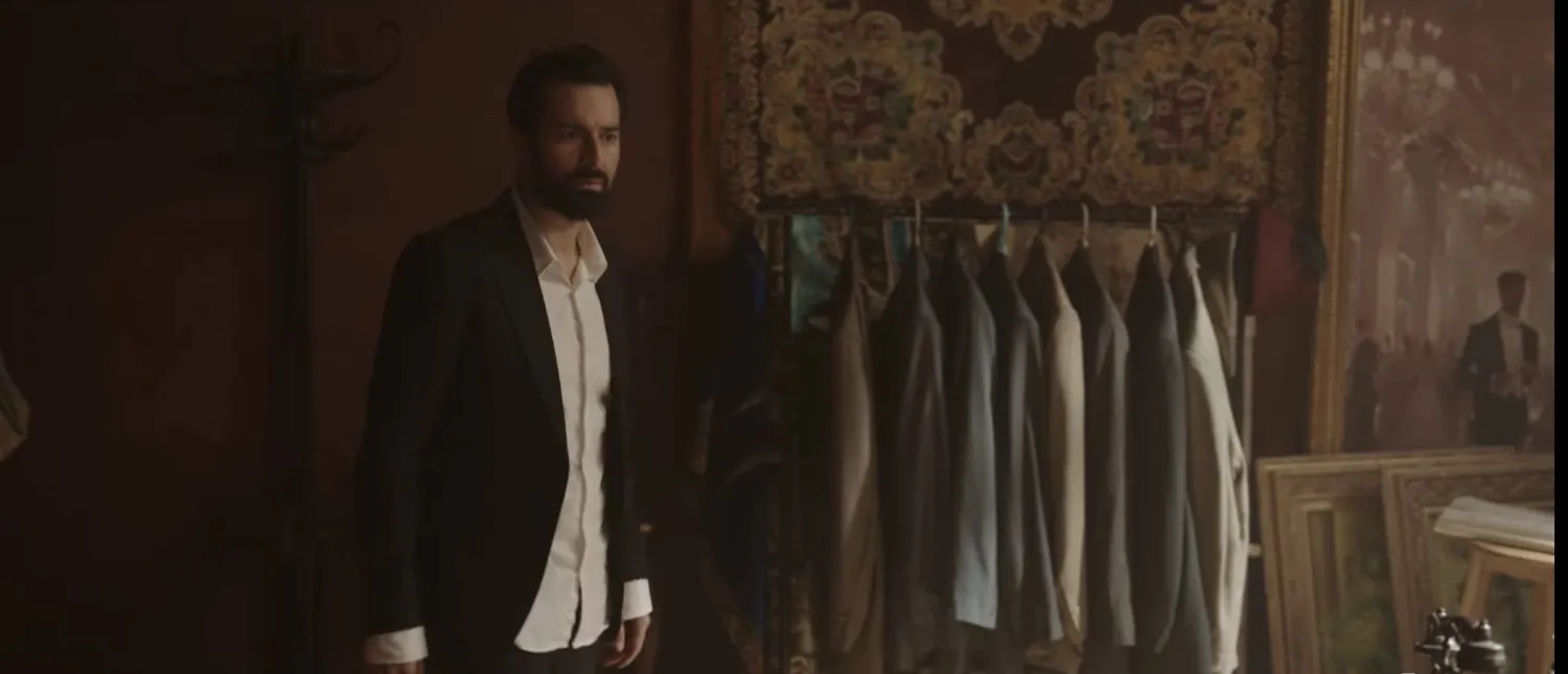 أحمد حاتم في لقطة من مسلسل «عمر أفندي» (صفحة شاهد بـ«فيسبوك»)