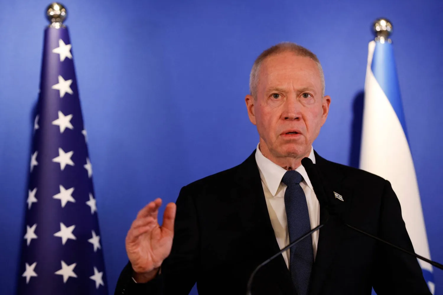 وزير الدفاع الإسرائيلي يوآف غالانت خلال مؤتمر صحافي مع نظيره الأميركي بمطار بن غوريون في إسرائيل 9 مارس 2023 (رويترز)