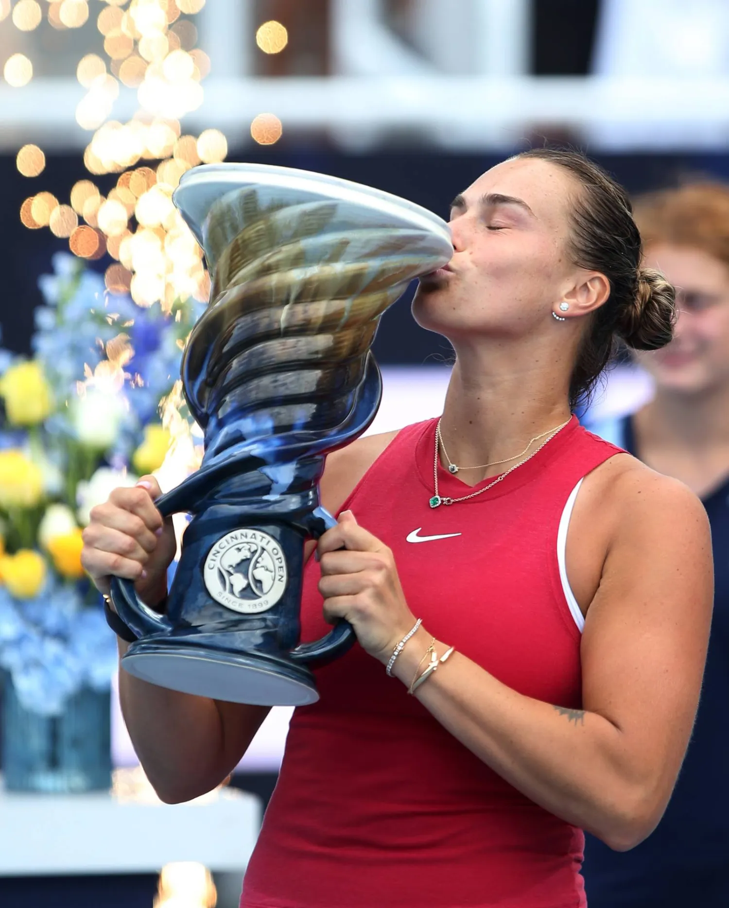 سابالينكا تُقبّل كأس سينسيناتي (إ.ب.أ)