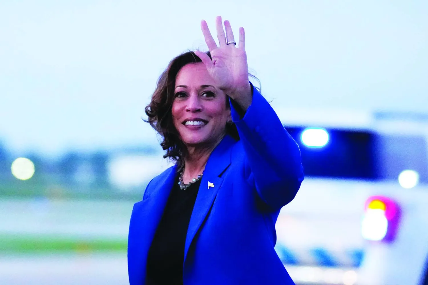 
نائبة الرئيس الأميركي كامالا هاريس تلوّح لدى وصولها إلى مطار شيكاغو الأحد (أ.ب)