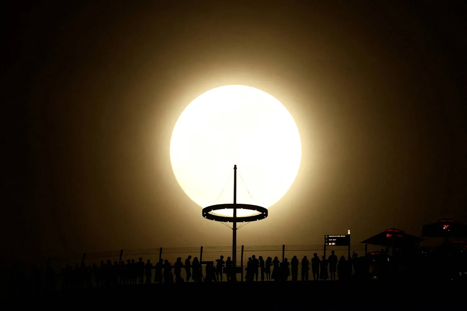 A sturgeon moon, the first Supermoon of the year, rises next to the Marina Bay Sands hotel in Singapore August 19, 2024. REUTERS/Edgar Su