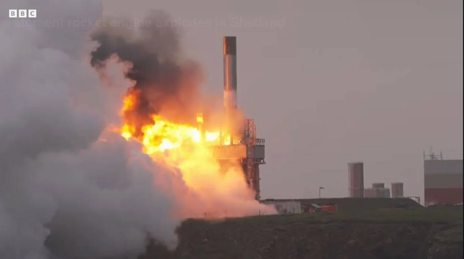 صورة من مقطع فيديو يظهر انفجار محرك صاروخ واحتراقه في أثناء اختبار بميناء ساكسافورد الفضائي في أسكوتلندا (بي بي سي)