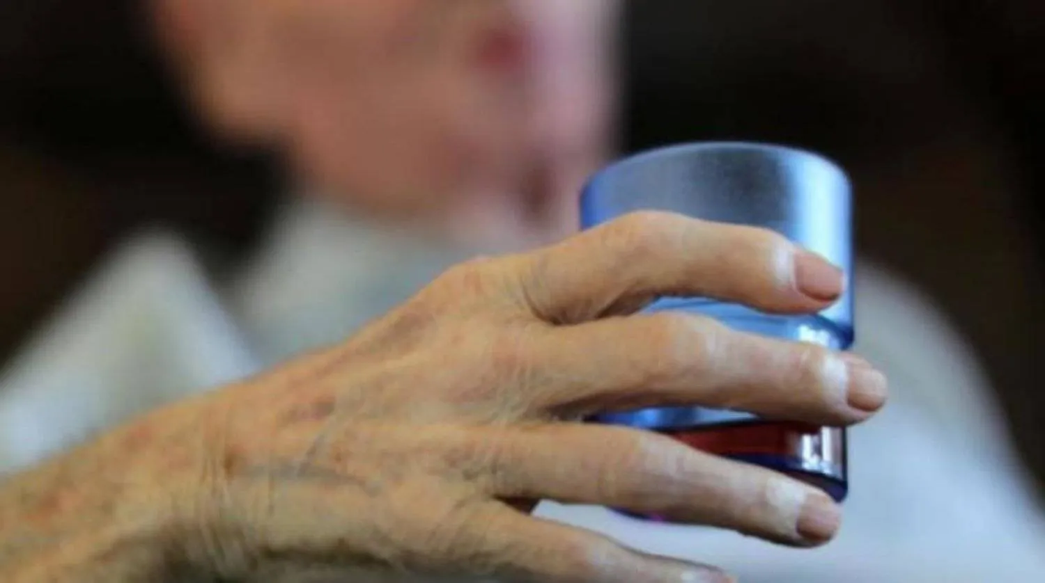 سيدة تعاني من مرض الشلل الرعاش (رويترز)