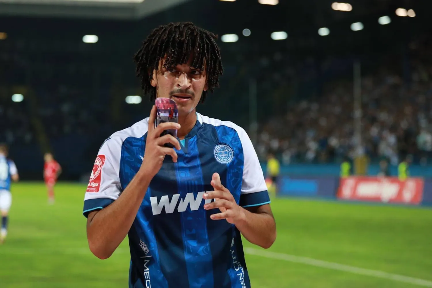 فرحة كبيرة أظهرها اللاعب بهدفه الأول في الموسم الجديد (نادي زيلنتشار)