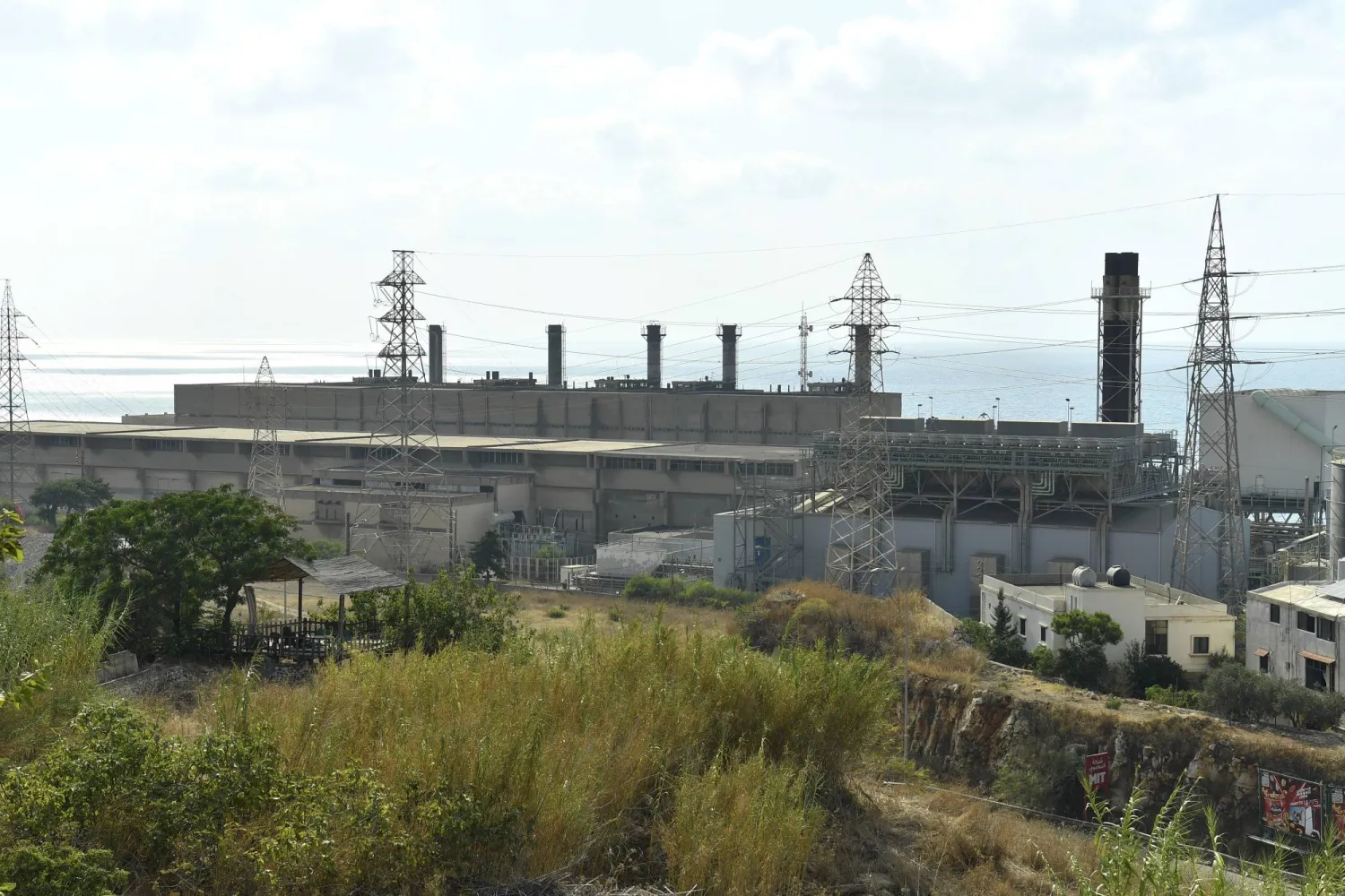 معمل الجية الحراري لإنتاج الكهرباء المتوقف عن العمل منذ سنتين (إ.ب.أ)