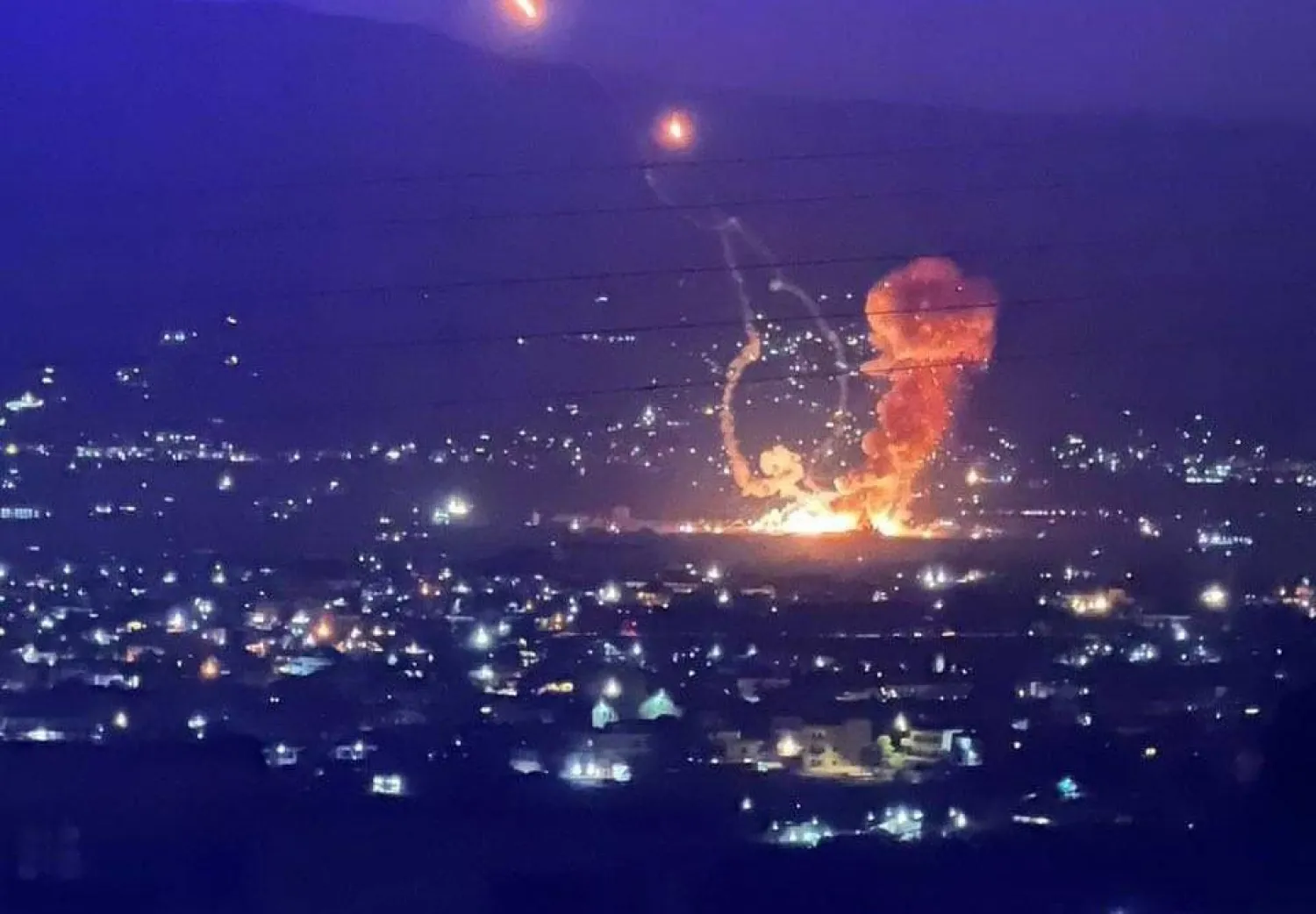 النيران تتصاعد جراء غارة إسرائيلية استهدفت موقعاً في البقاع بشرق لبنان (متداول)