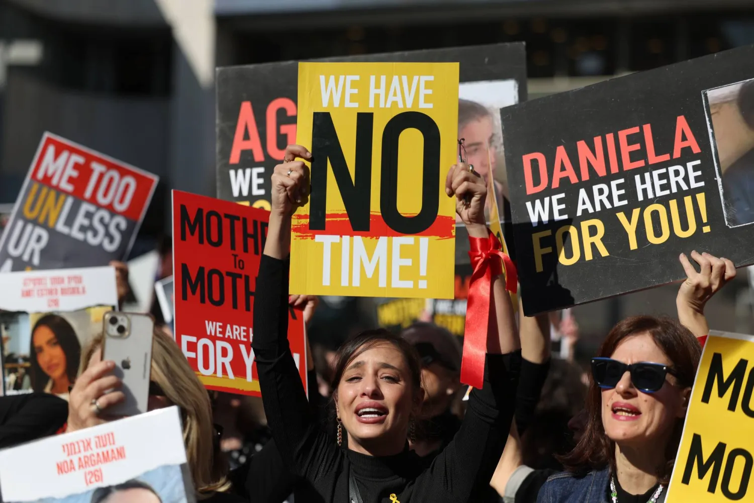 متظاهرون إسرائيليون في تل أبيب يناير الماضي يطالبون بإطلاق سراح الأسرى لدى «حماس» (إ.ب.أ)